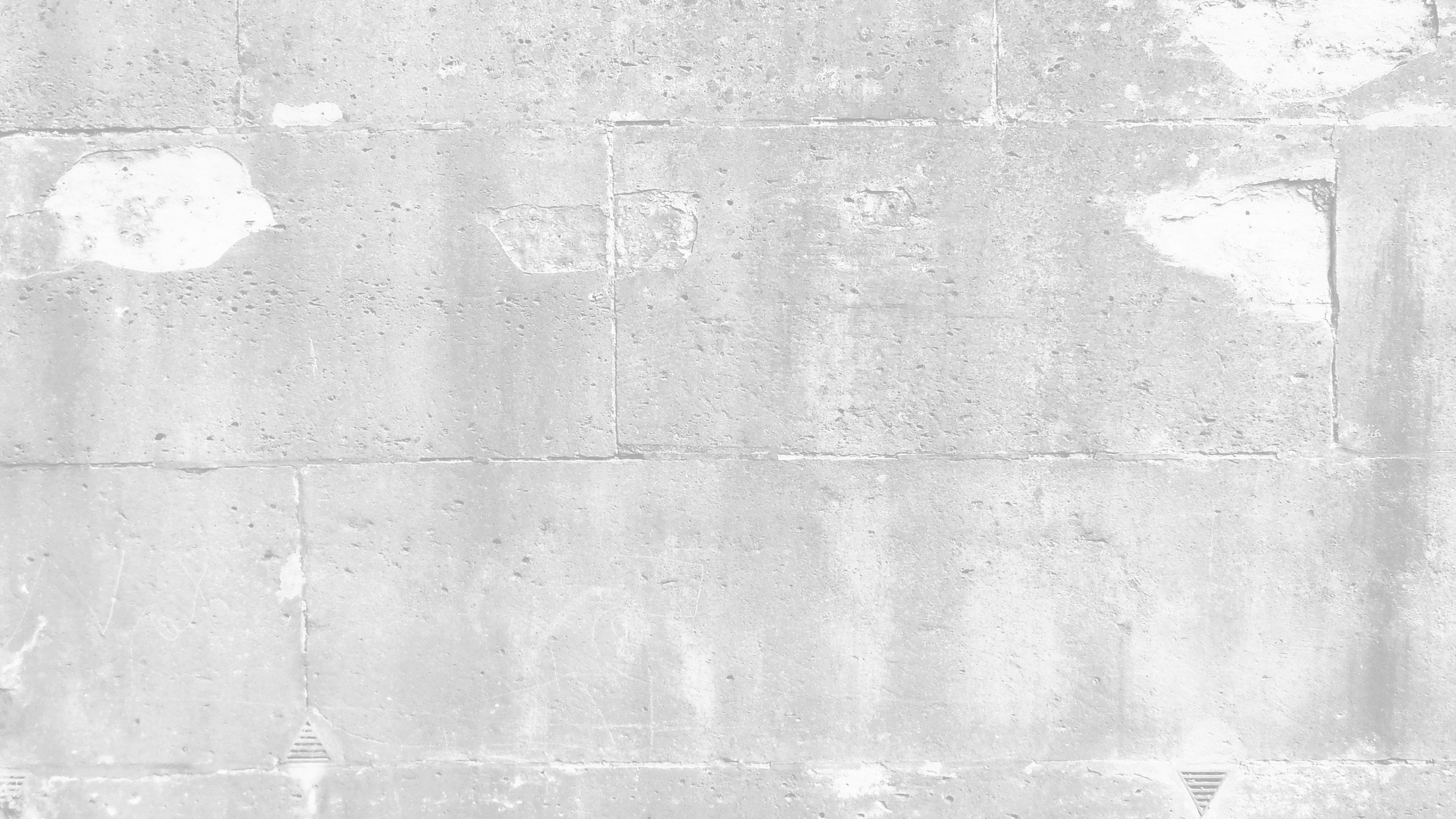 Muro de Hormigón Gris Durante el Día.. Wallpaper in 2560x1440 Resolution