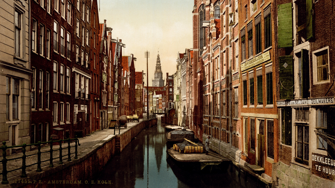 Bateau Sur la Rivière Entre Les Bâtiments Pendant la Journée. Wallpaper in 1280x720 Resolution