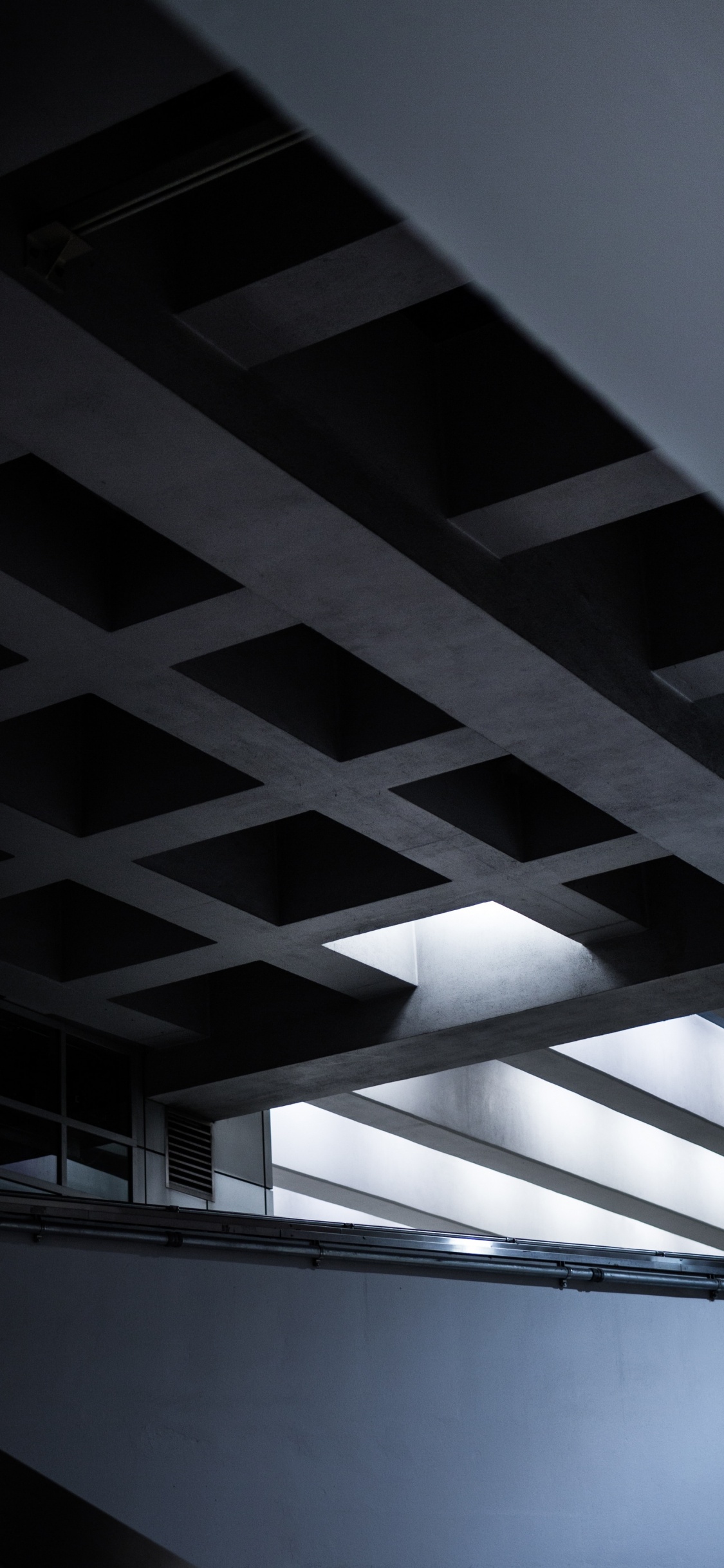 Weißes Betongebäude Tagsüber. Wallpaper in 1125x2436 Resolution