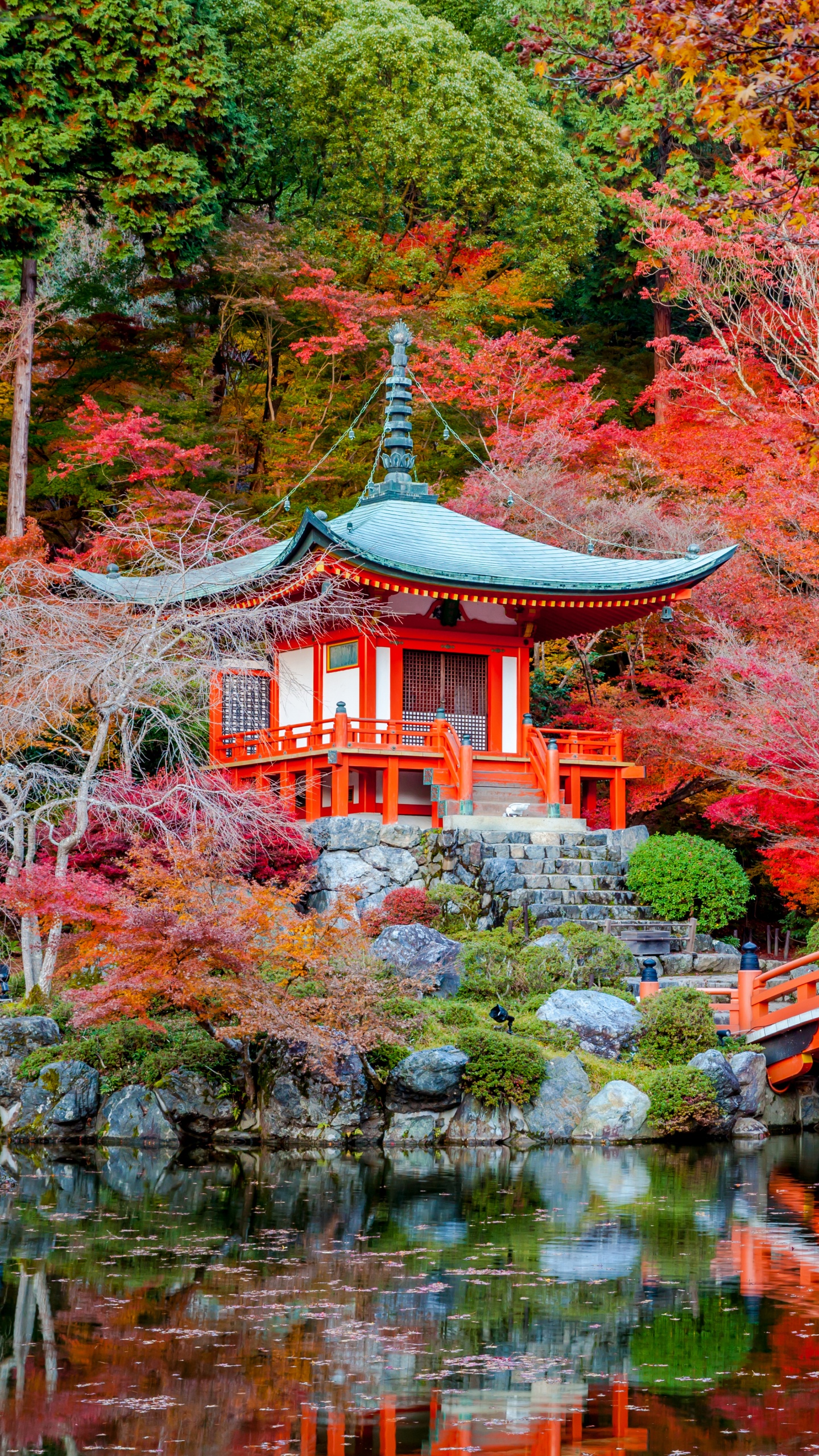 Templo Rojo y Blanco Cerca Del Cuerpo de Agua. Wallpaper in 1440x2560 Resolution