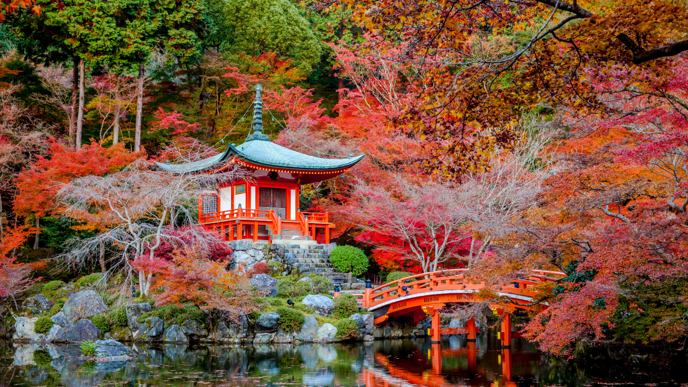 Temple Rouge et Blanc Près du Plan D'eau. Wallpaper in 1366x768 Resolution