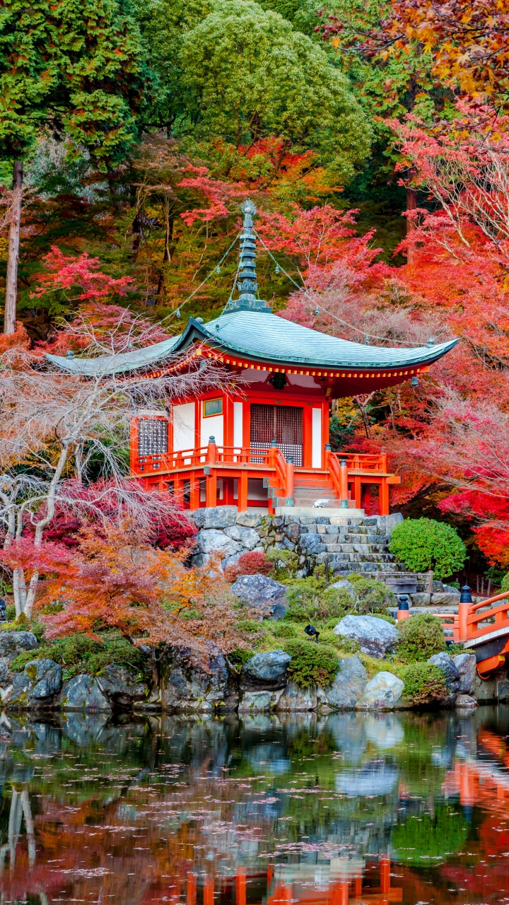 Rot-weißer Tempel in Der Nähe Eines Gewässers. Wallpaper in 720x1280 Resolution