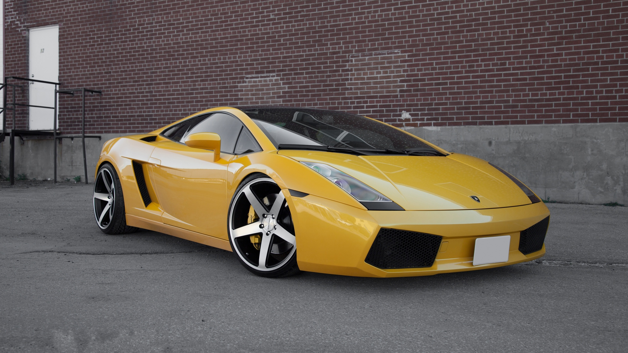 Lamborghini Aventador Amarillo Estacionado Junto a la Pared de Ladrillo Marrón. Wallpaper in 2560x1440 Resolution