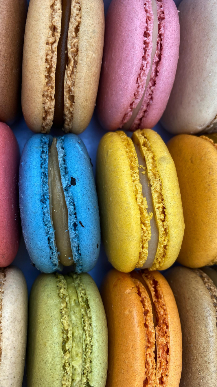 Macaroon, Postre, Horneado, Alimento, Luz. Wallpaper in 750x1334 Resolution