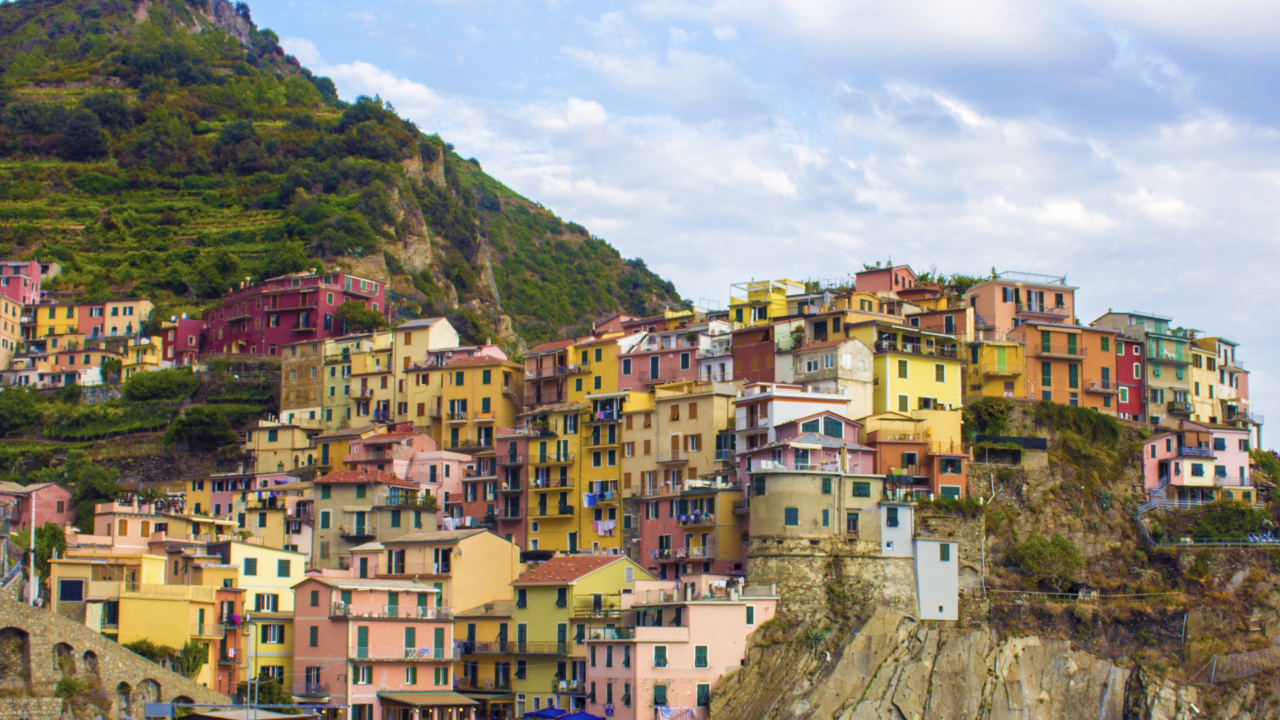 Maisons en Béton Marron et Blanc Sur la Montagne Pendant la Journée. Wallpaper in 1280x720 Resolution