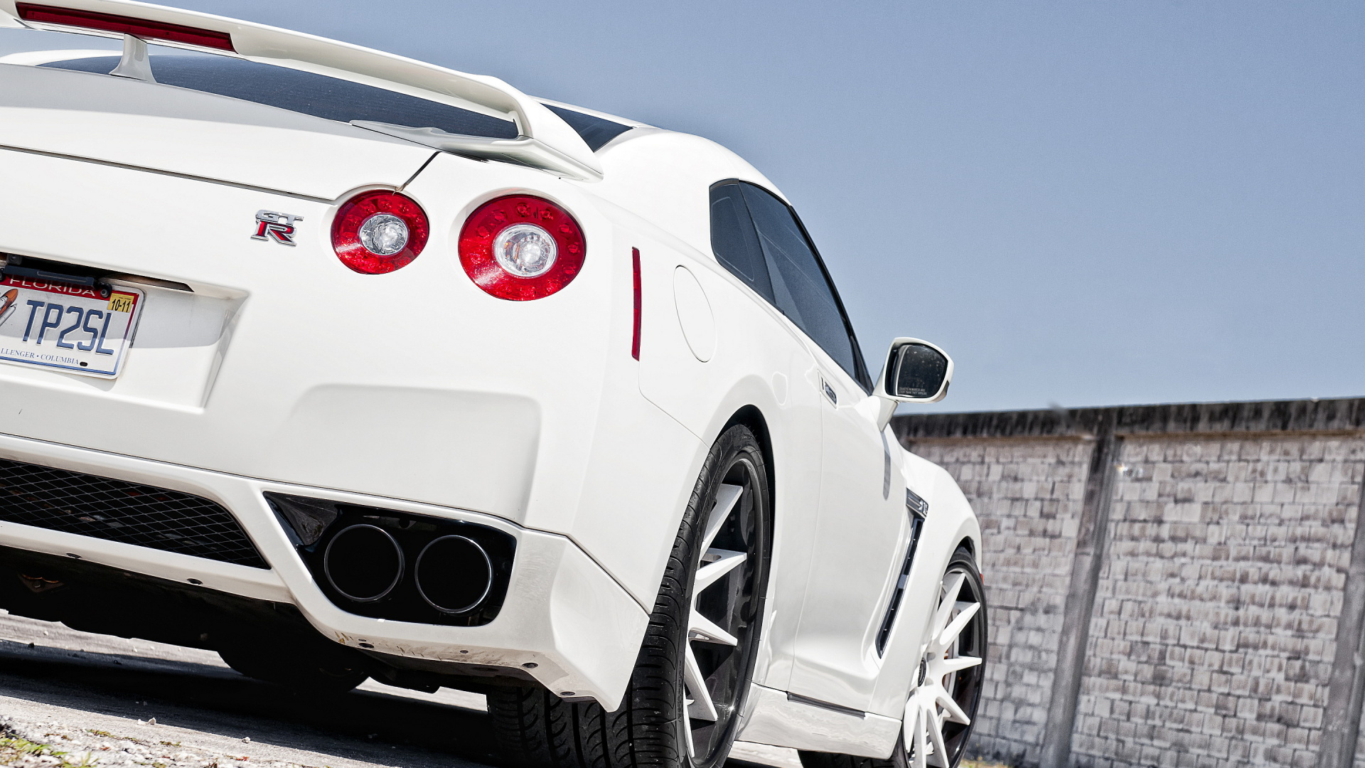 Porsche 911 Blanco Estacionado en la Carretera Durante el Día. Wallpaper in 1920x1080 Resolution