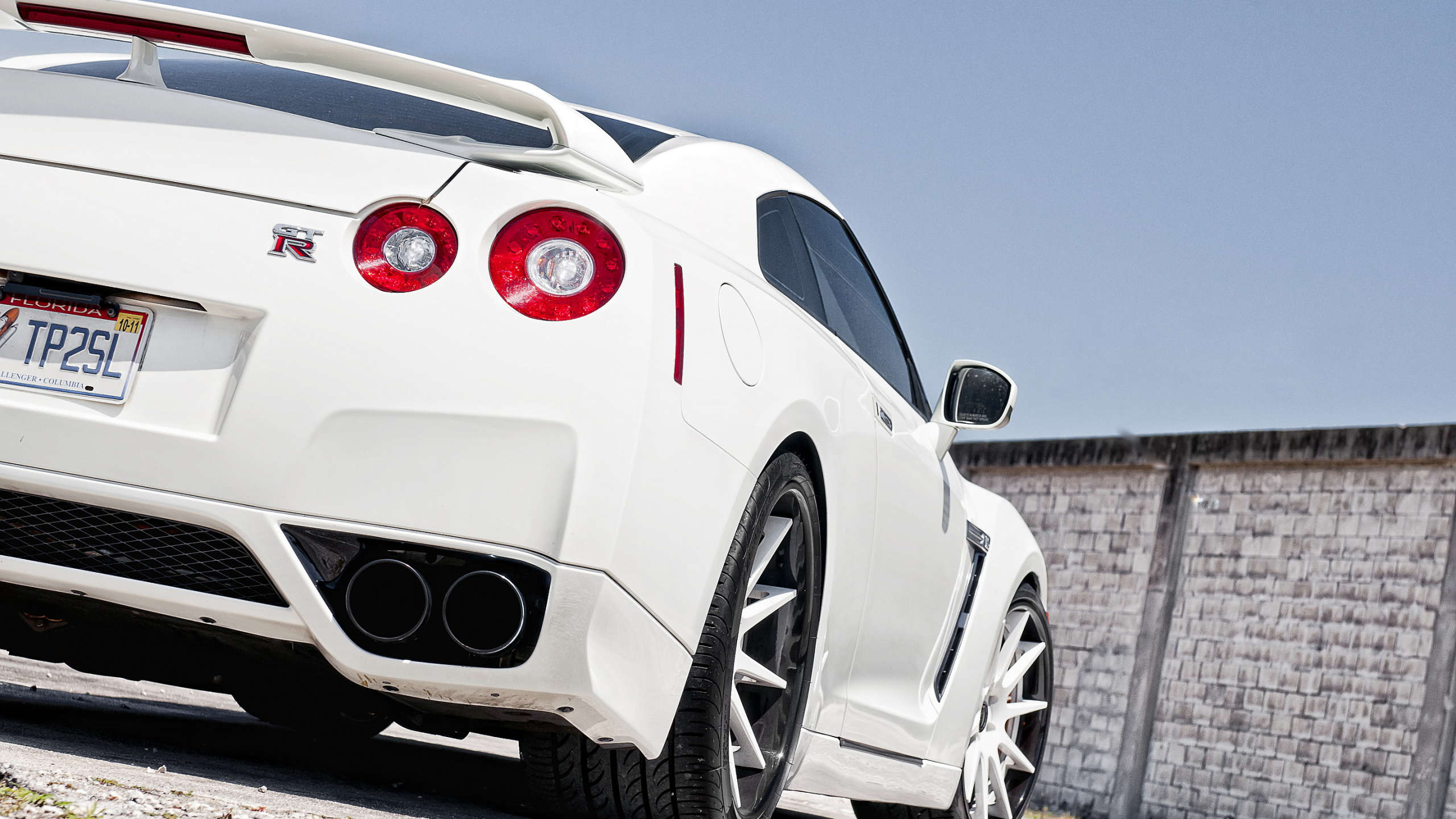 Porsche 911 Blanco Estacionado en la Carretera Durante el Día. Wallpaper in 2560x1440 Resolution