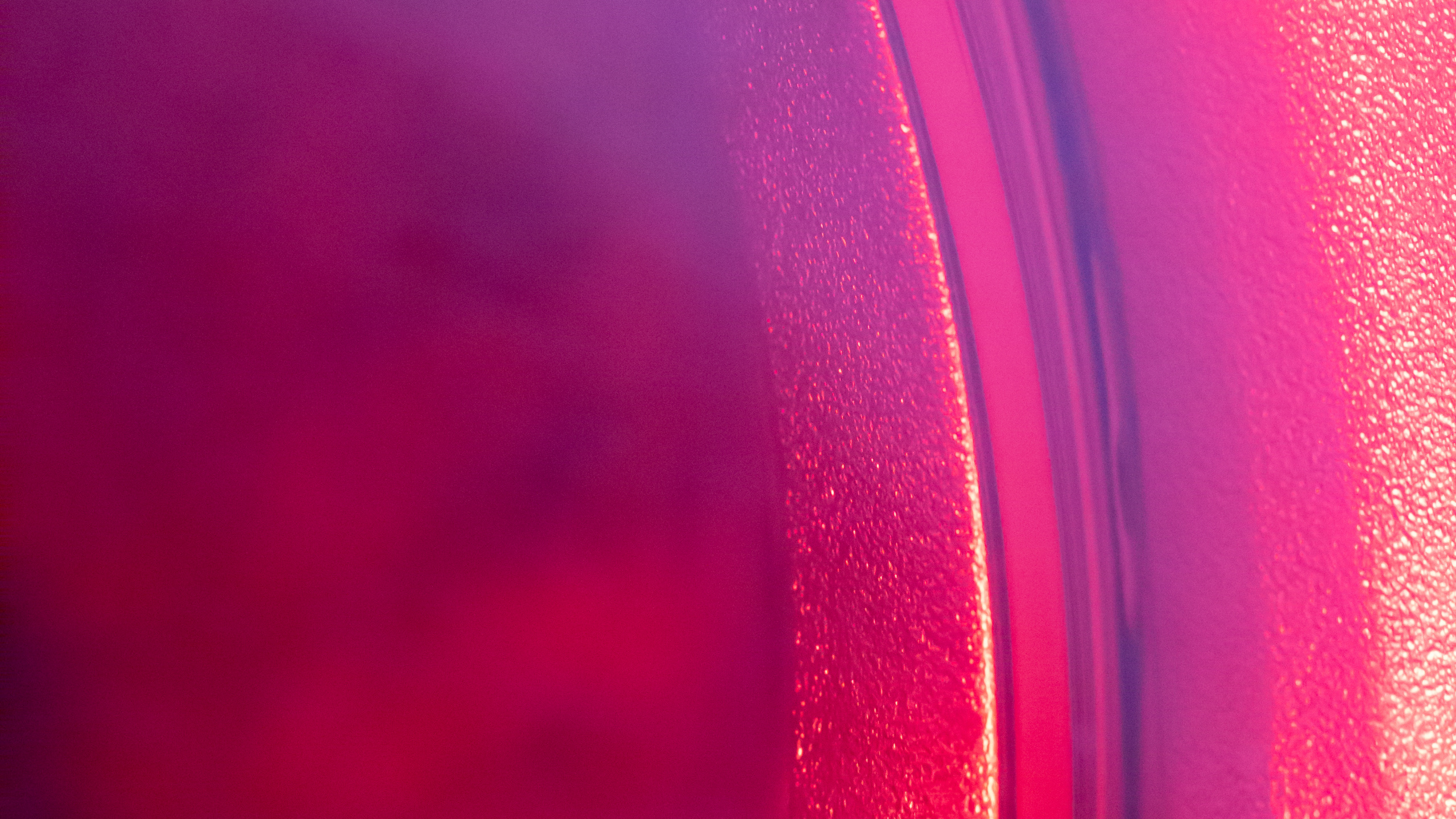 Red and Black Round Container. Wallpaper in 2560x1440 Resolution