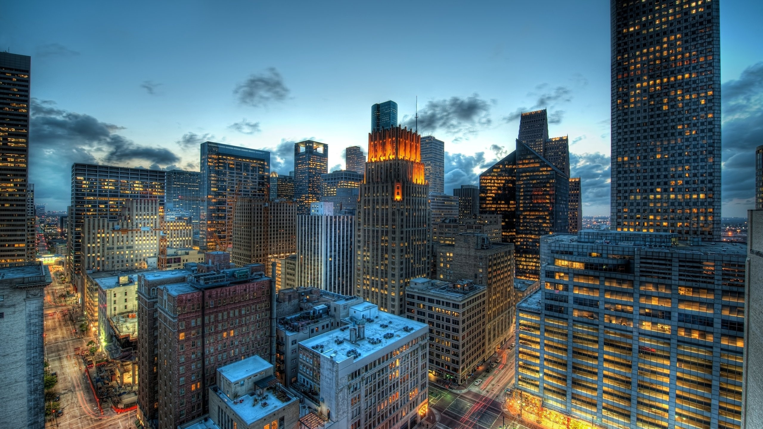 Skyline Der Stadt Unter Blauem Himmel Tagsüber. Wallpaper in 2560x1440 Resolution