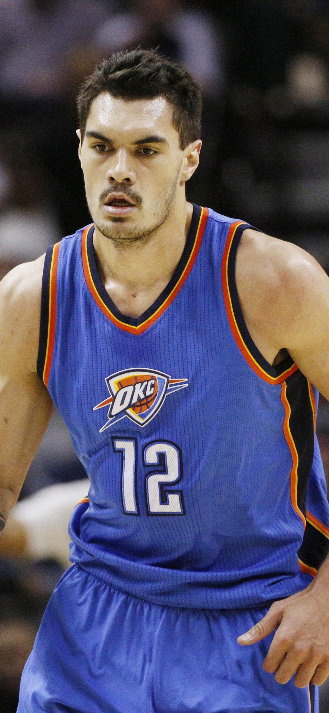 Hombre en Camisa de Jersey Azul y Amarillo. Wallpaper in 1125x2436 Resolution