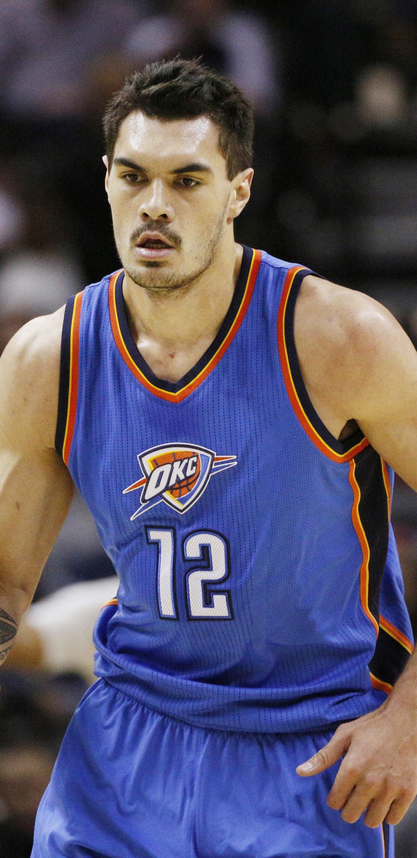 Hombre en Camisa de Jersey Azul y Amarillo. Wallpaper in 1440x2960 Resolution