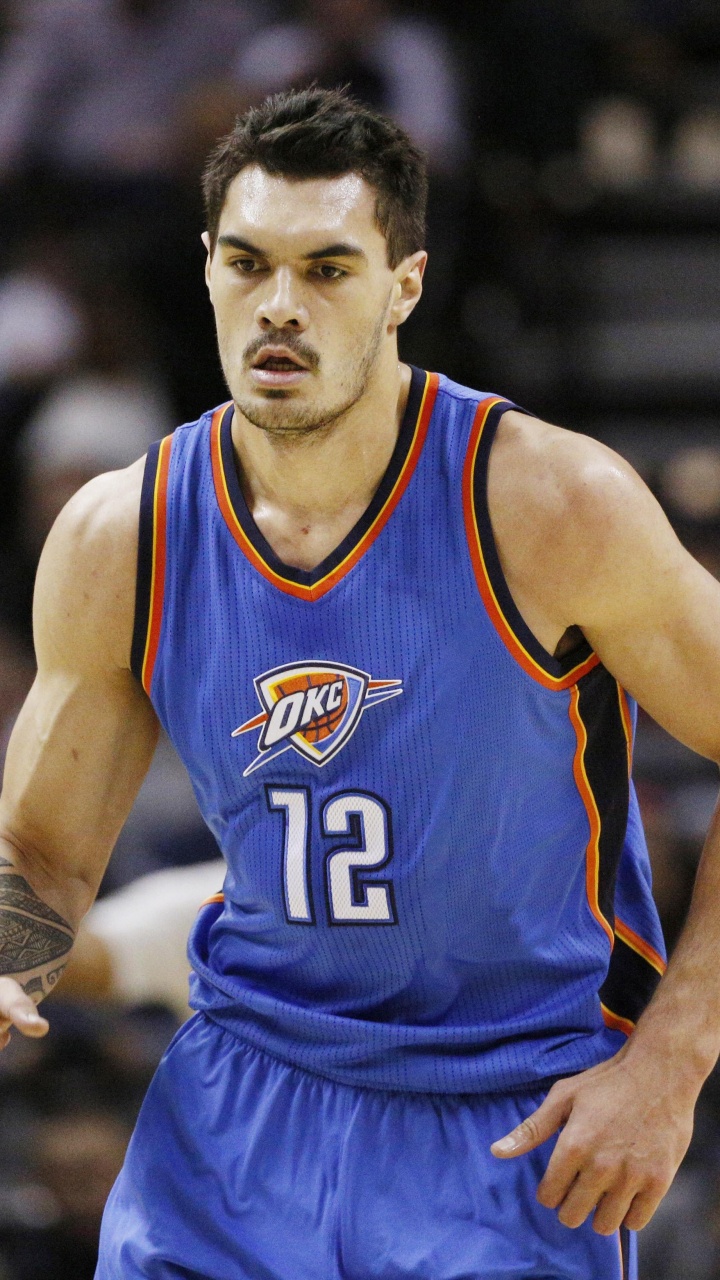 Mann im Blau-gelben Trikothemd. Wallpaper in 720x1280 Resolution