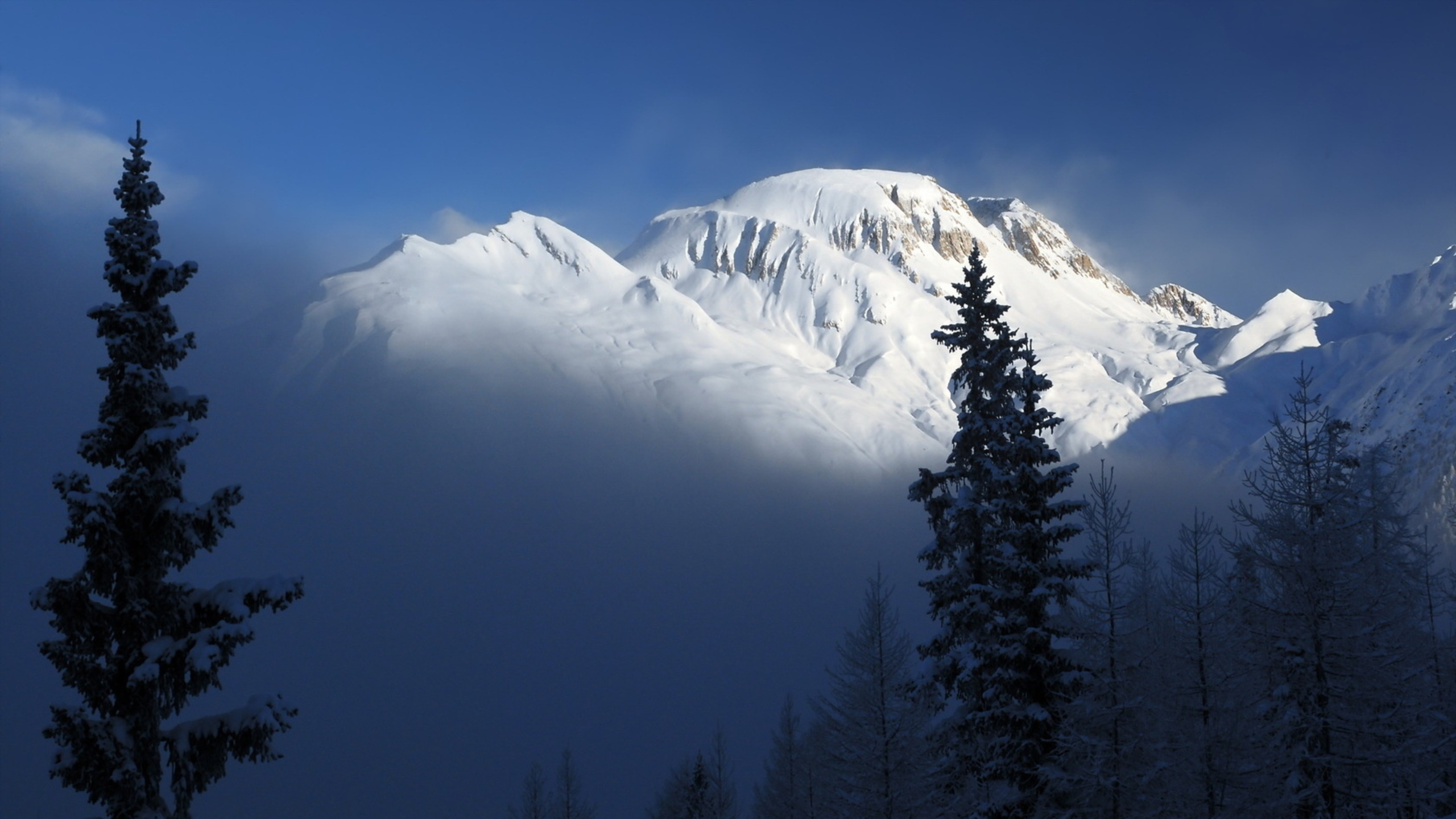 Schneebedeckter Berg Tagsüber. Wallpaper in 2560x1440 Resolution