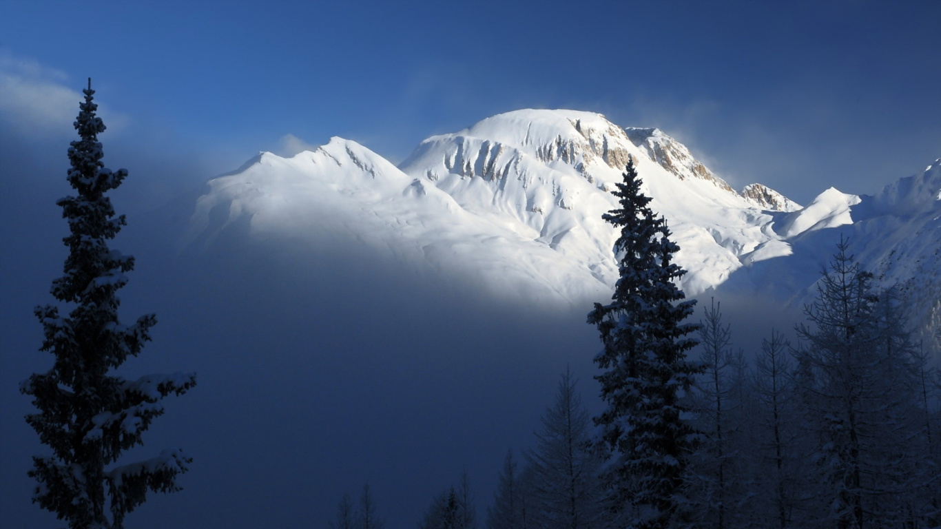 Montaña Cubierta de Nieve Durante el Día. Wallpaper in 1366x768 Resolution
