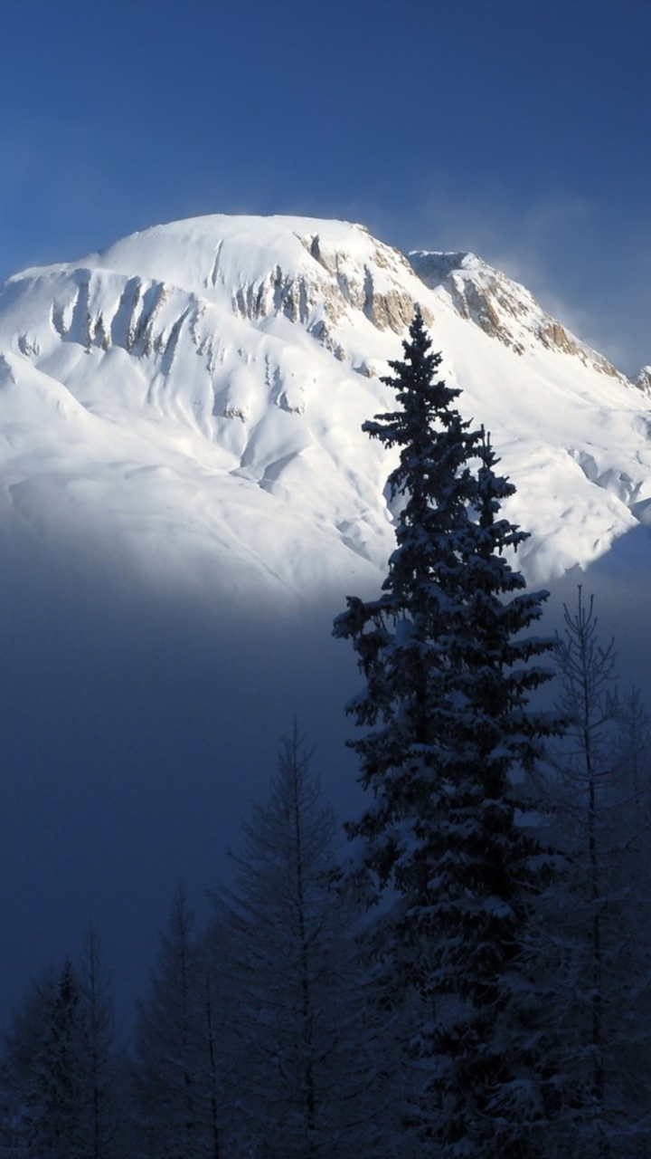 Montaña Cubierta de Nieve Durante el Día. Wallpaper in 720x1280 Resolution