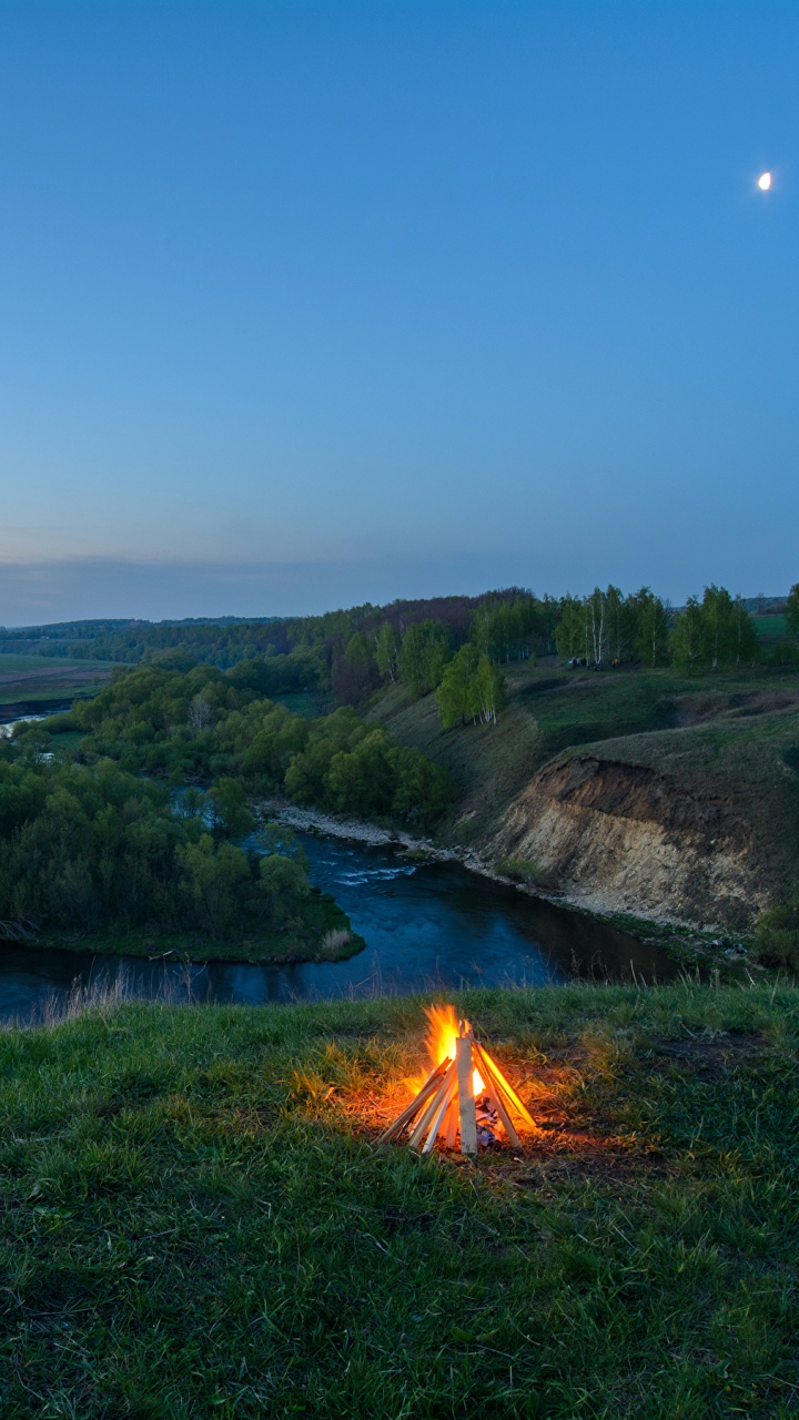 Champ D'herbe Verte Près du Lac Pendant la Journée. Wallpaper in 720x1280 Resolution