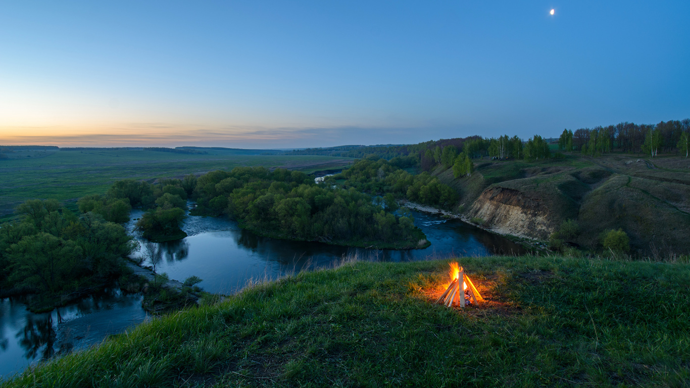 Green Grass Field Near Lake During Daytime. Wallpaper in 1366x768 Resolution