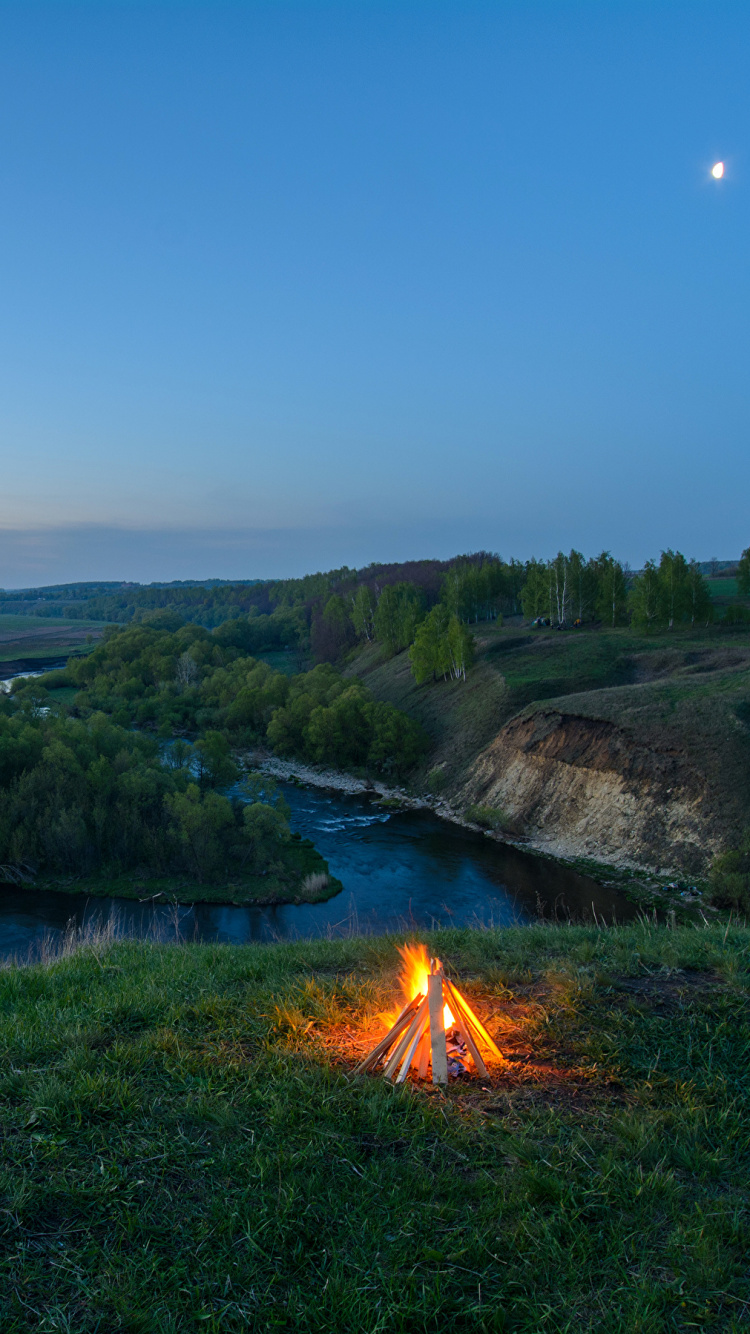 Campo de Hierba Verde Cerca Del Lago Durante el Día. Wallpaper in 750x1334 Resolution