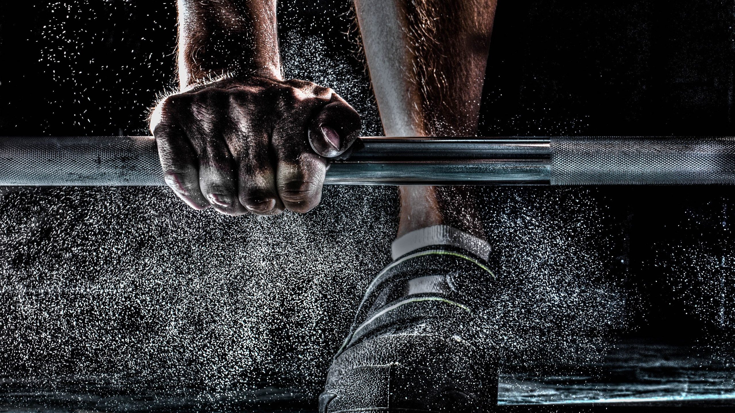 Persona en Jeans Grises y Zapatillas Blancas y Negras.. Wallpaper in 2560x1440 Resolution