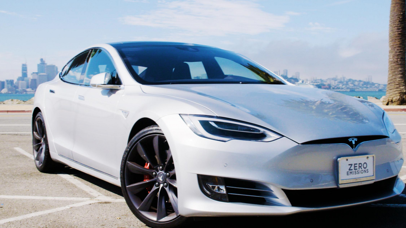 White Porsche 911 on Gray Concrete Road During Daytime. Wallpaper in 1366x768 Resolution