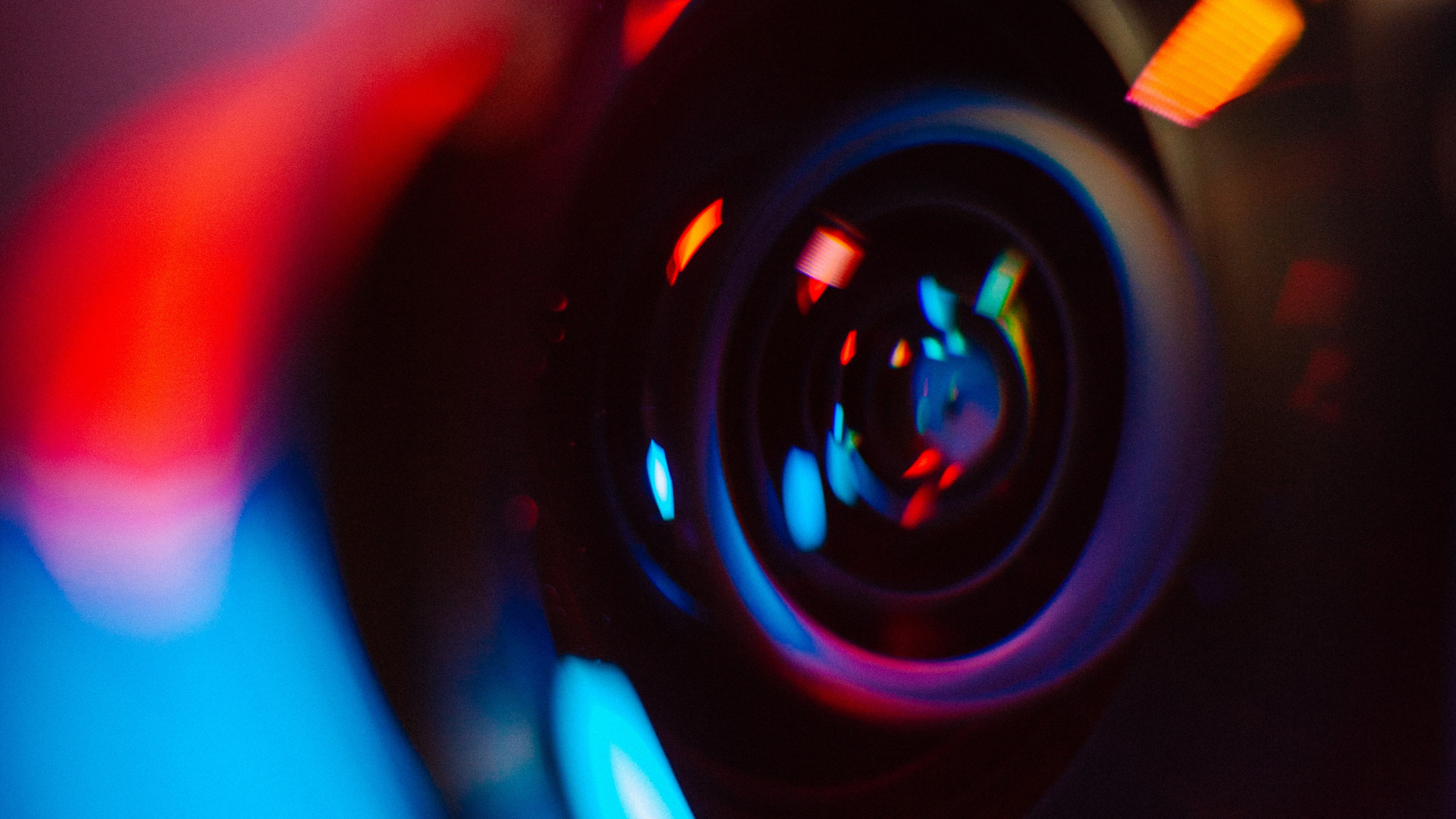 Black and Orange Camera Lens. Wallpaper in 2560x1440 Resolution