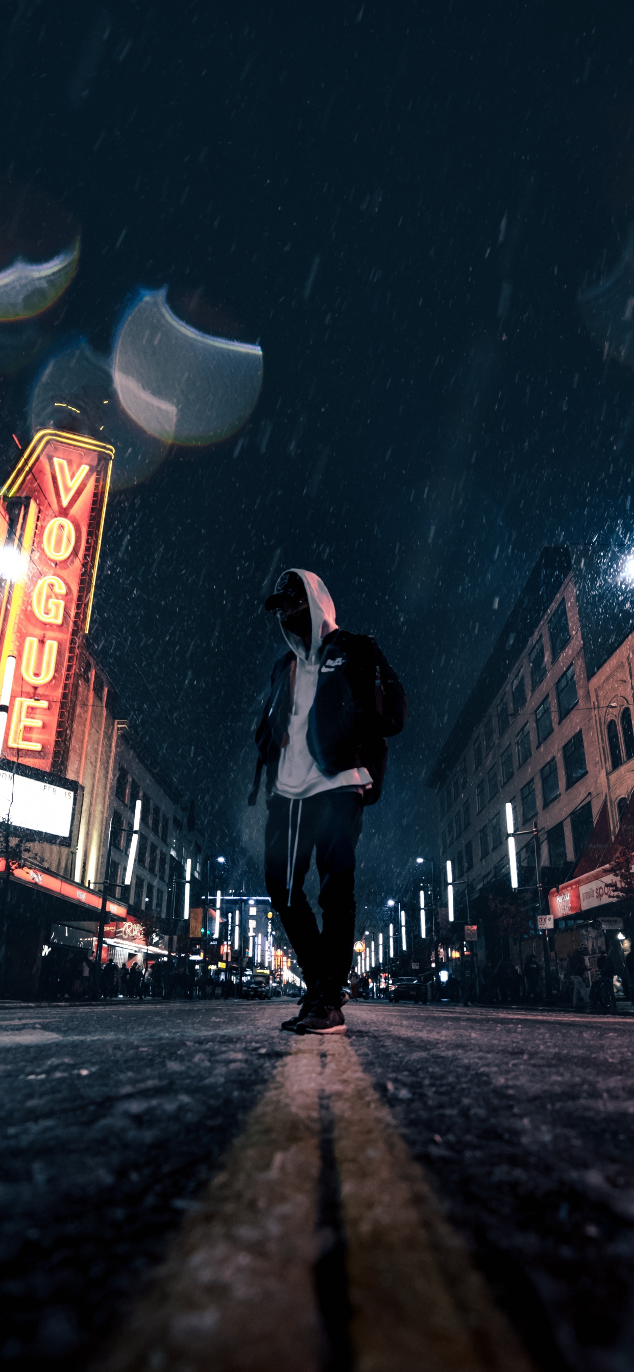 Homme en Chemise Blanche et Pantalon Noir Marchant Dans la Rue Pendant la Nuit. Wallpaper in 1242x2688 Resolution