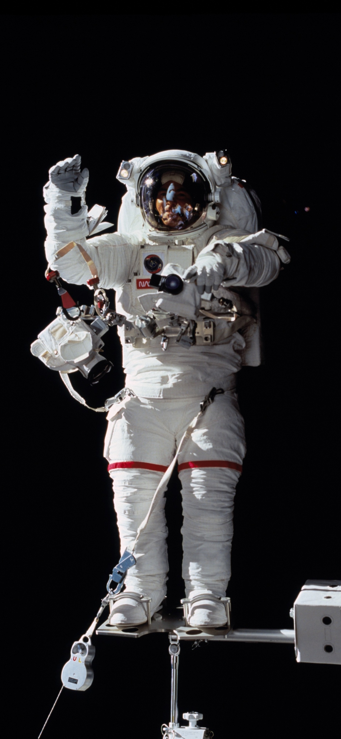 Homme en Costume Blanc et Noir Debout Sur Une Échelle. Wallpaper in 1125x2436 Resolution