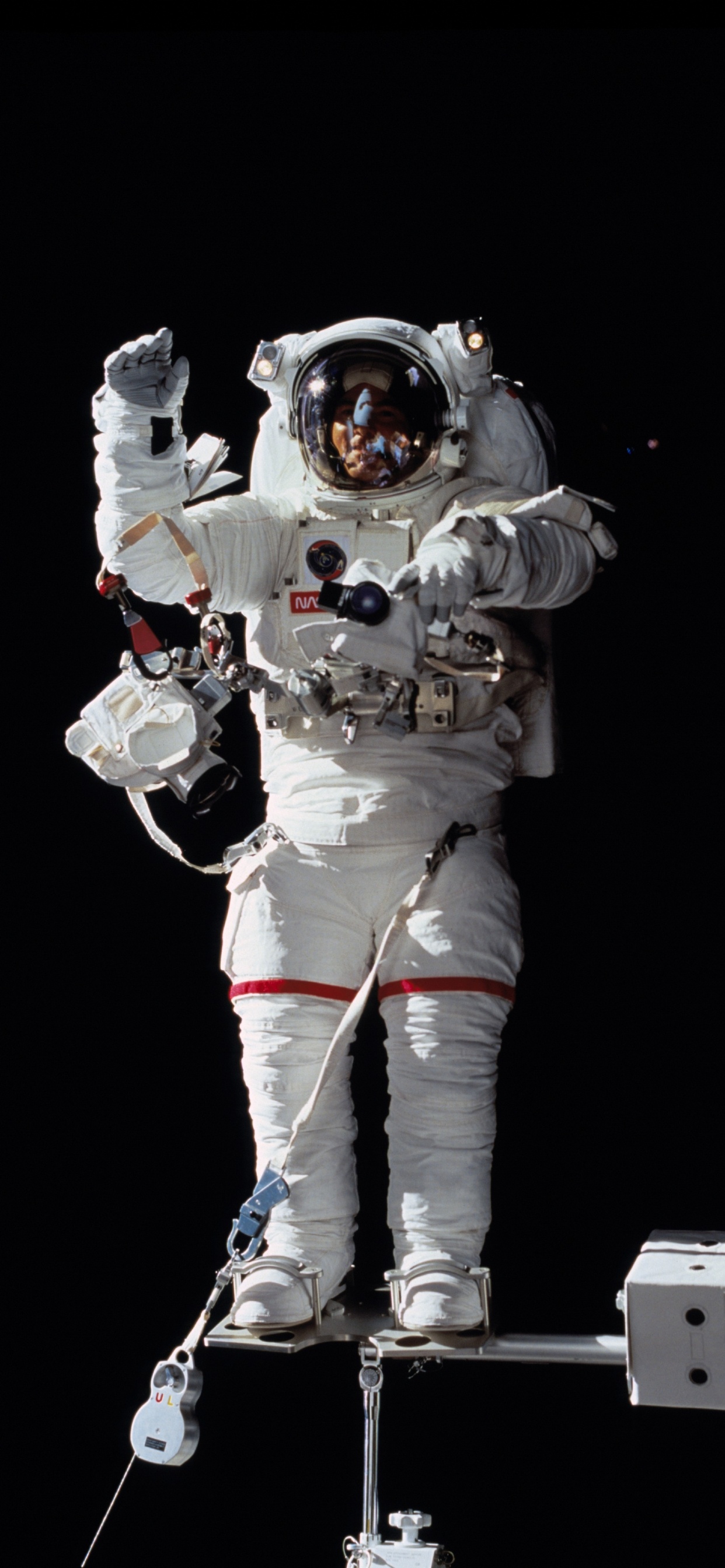 Homme en Costume Blanc et Noir Debout Sur Une Échelle. Wallpaper in 1242x2688 Resolution