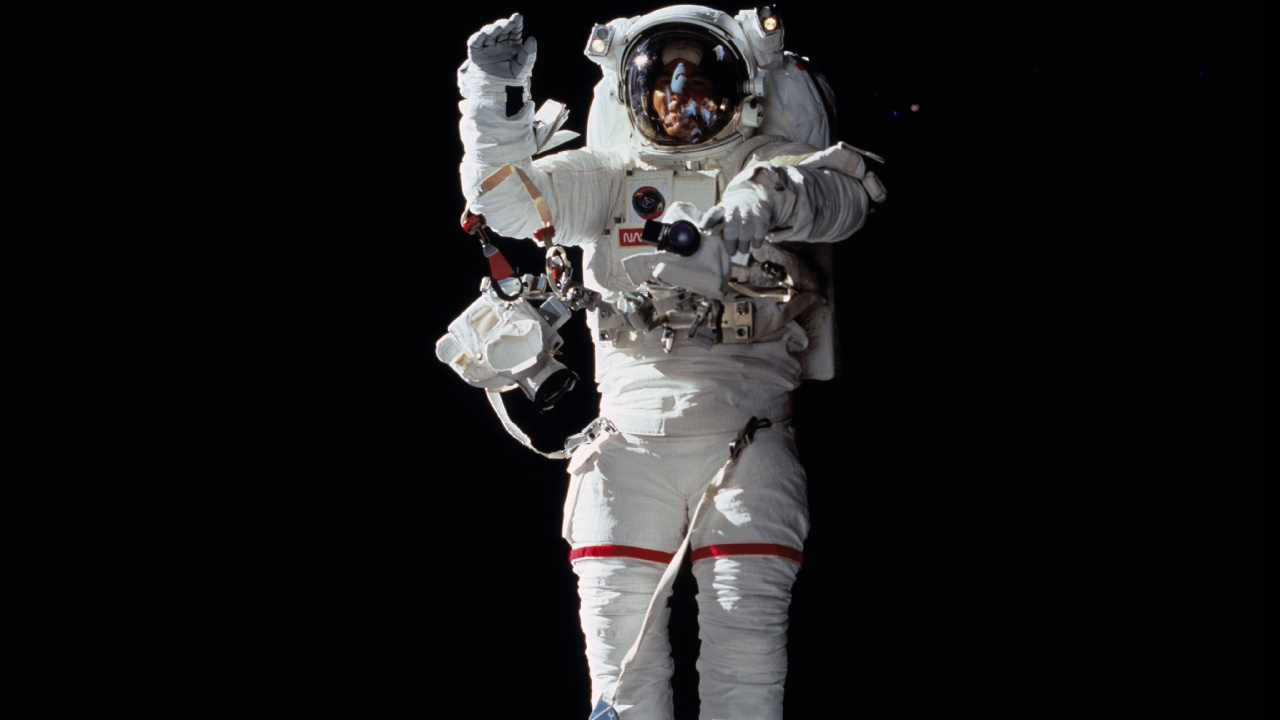 Homme en Costume Blanc et Noir Debout Sur Une Échelle. Wallpaper in 1280x720 Resolution