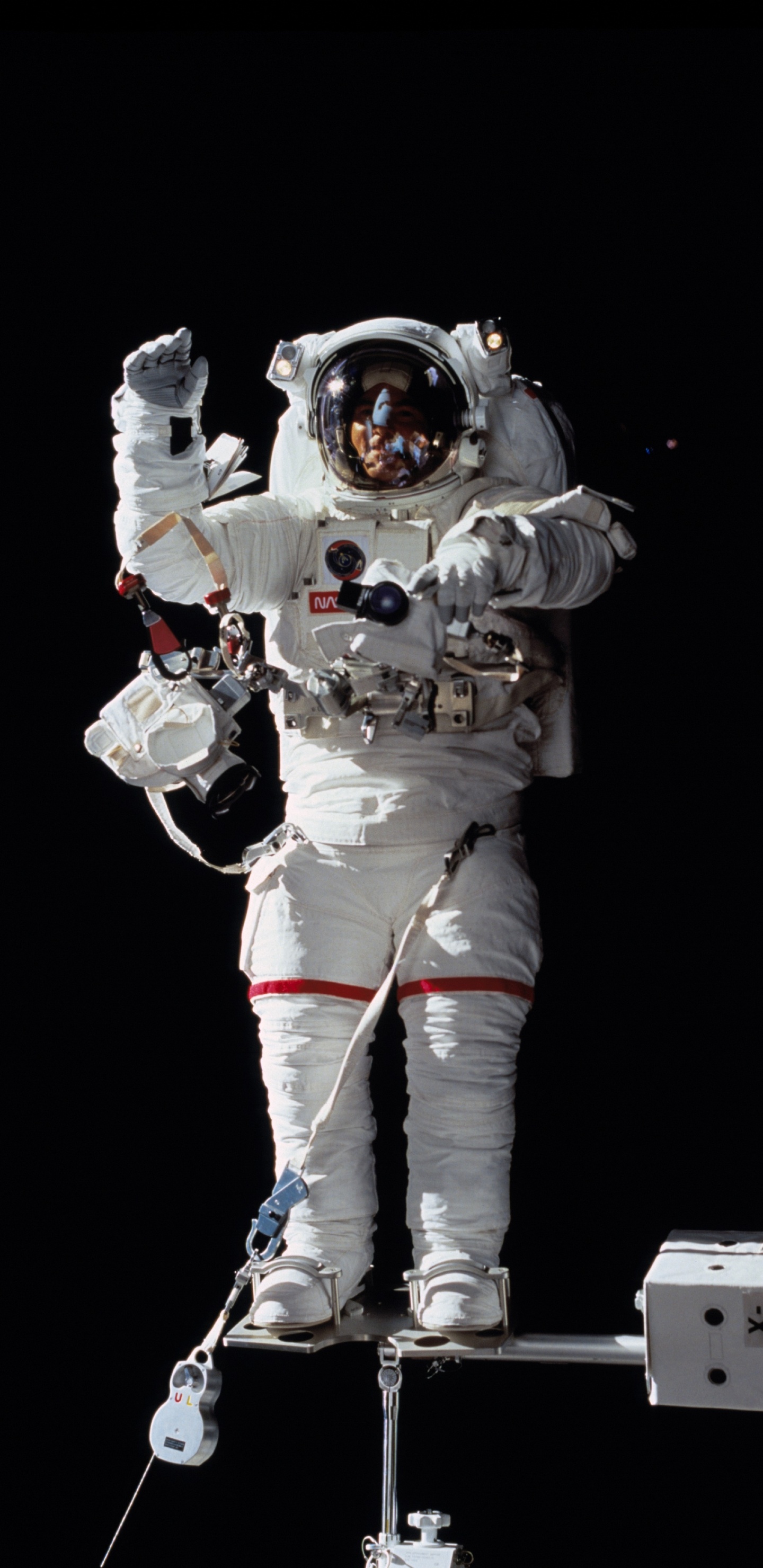 Homme en Costume Blanc et Noir Debout Sur Une Échelle. Wallpaper in 1440x2960 Resolution