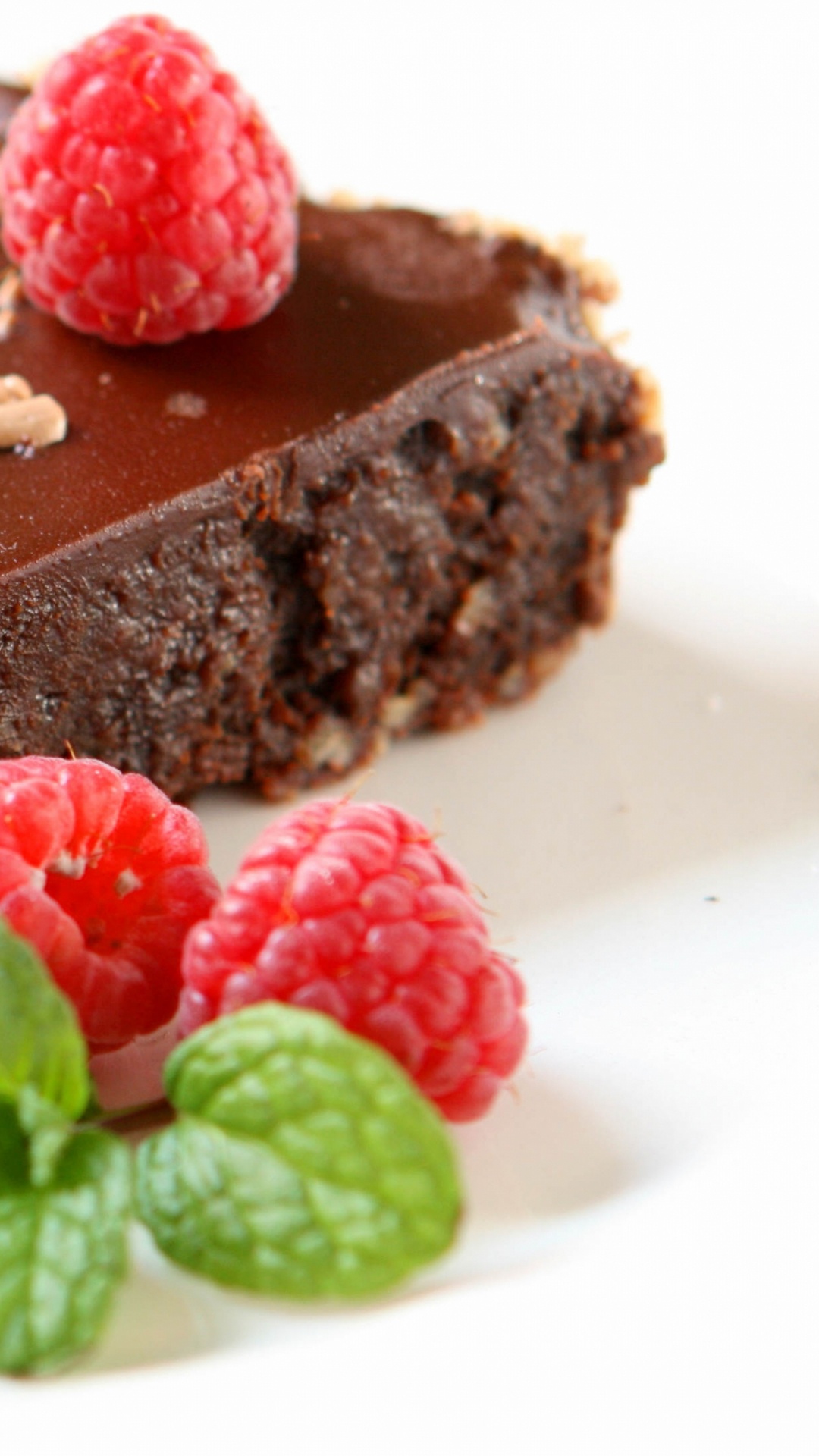 Gâteau au Chocolat Avec Fraise Sur Plaque en Céramique Blanche. Wallpaper in 1080x1920 Resolution