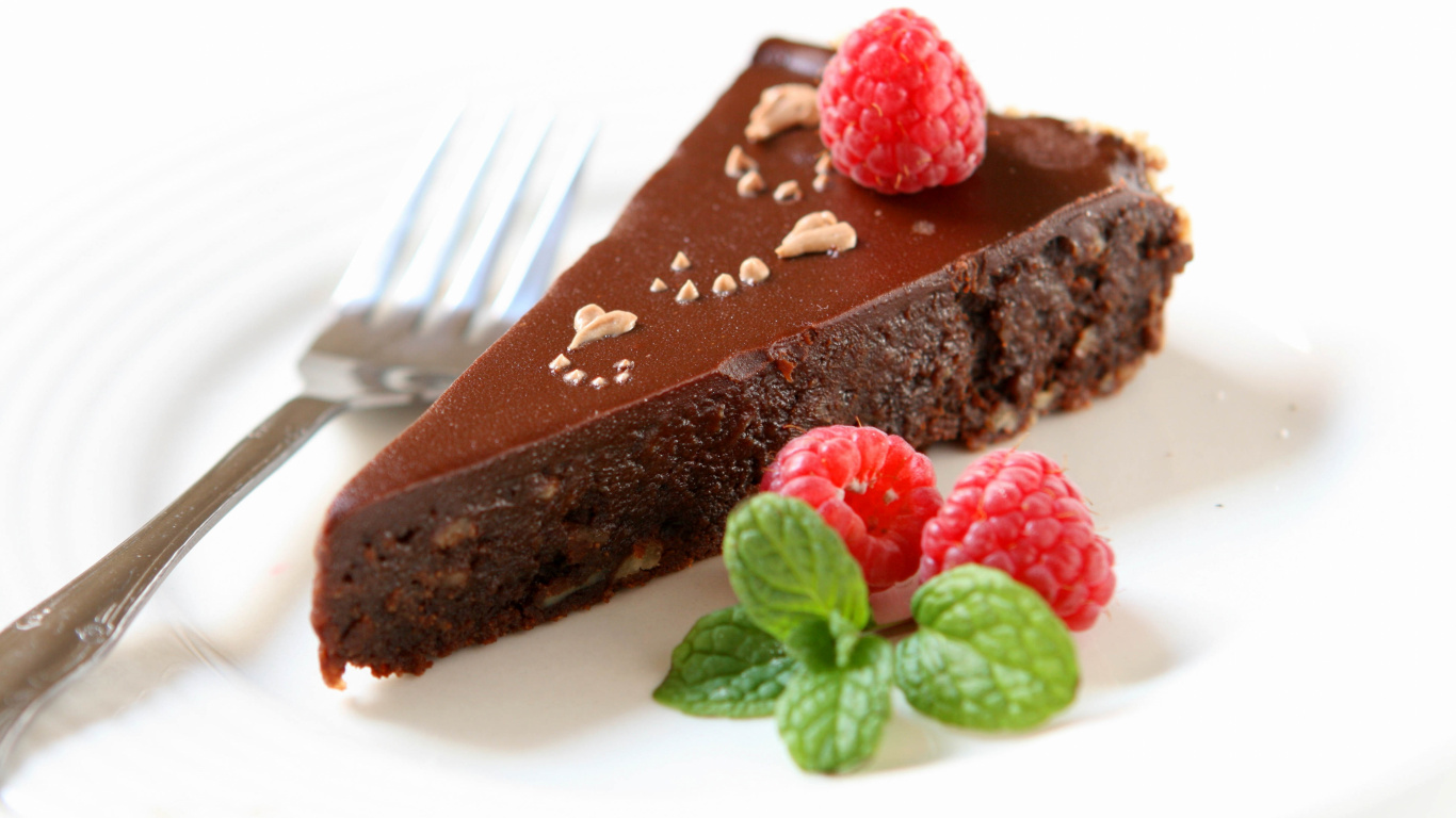 Gâteau au Chocolat Avec Fraise Sur Plaque en Céramique Blanche. Wallpaper in 1366x768 Resolution