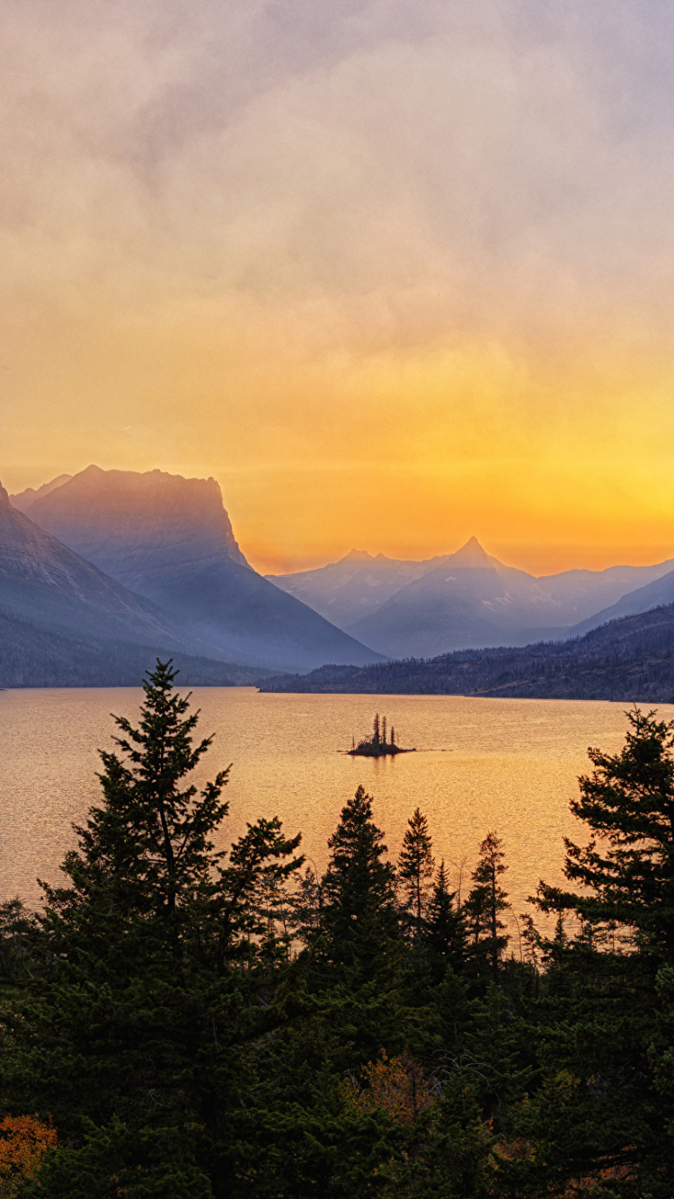 Árboles Verdes Cerca de la Montaña Bajo Nubes Blancas Durante el Día. Wallpaper in 750x1334 Resolution