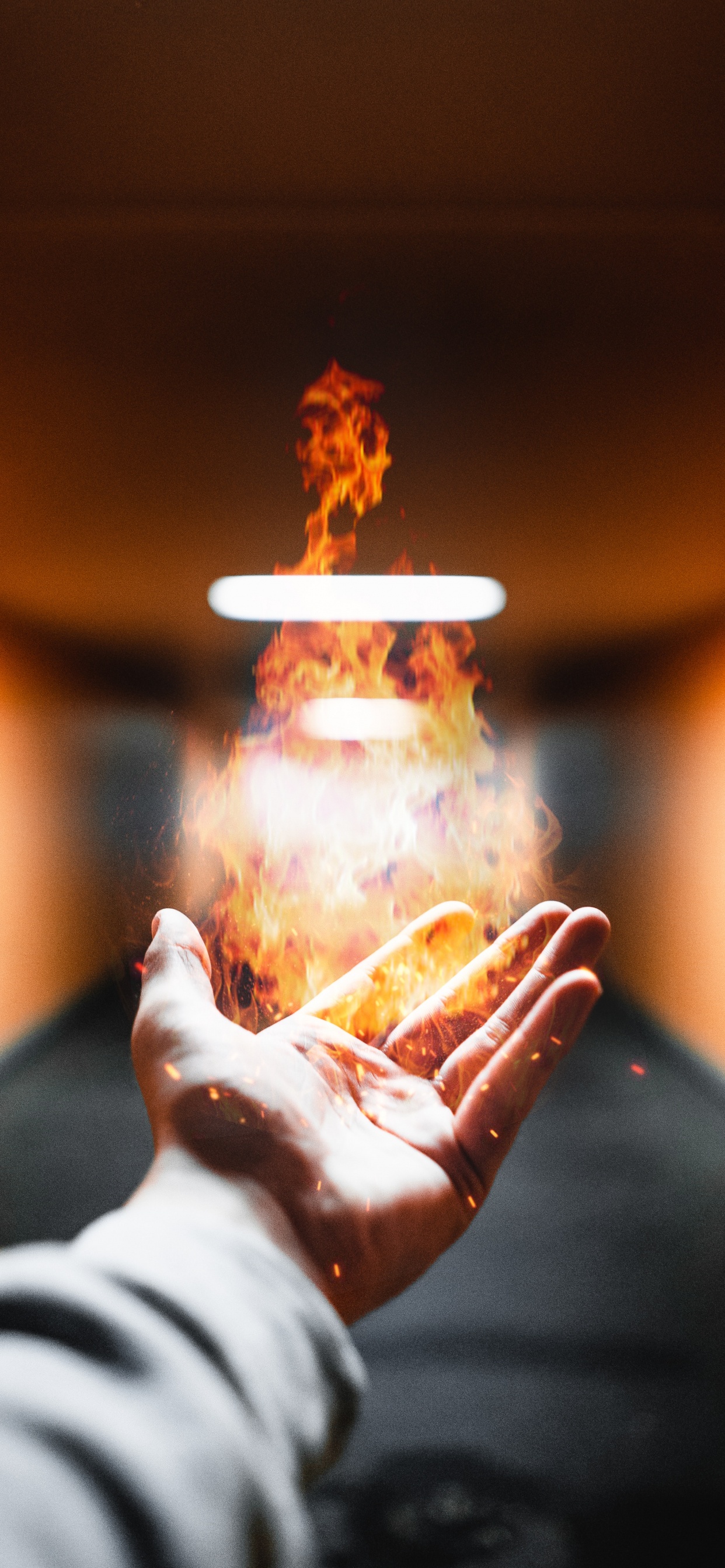 Personne Tenant le Feu Pendant la Nuit. Wallpaper in 1242x2688 Resolution