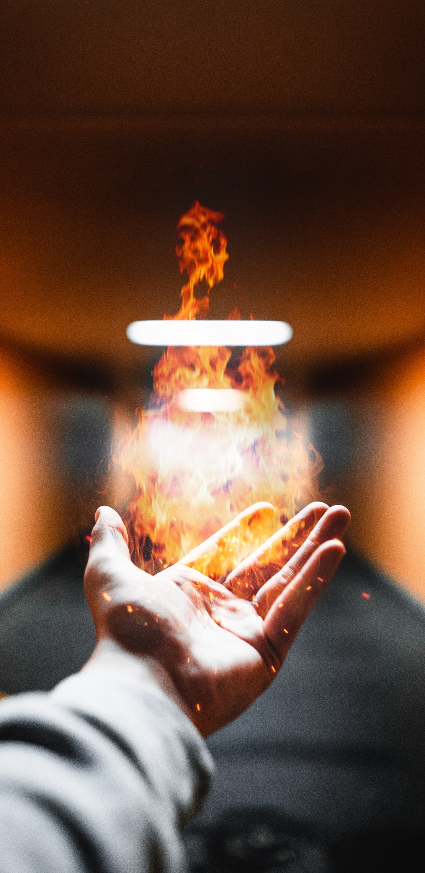 Person, Die Nachts Feuer Hält. Wallpaper in 1440x2960 Resolution