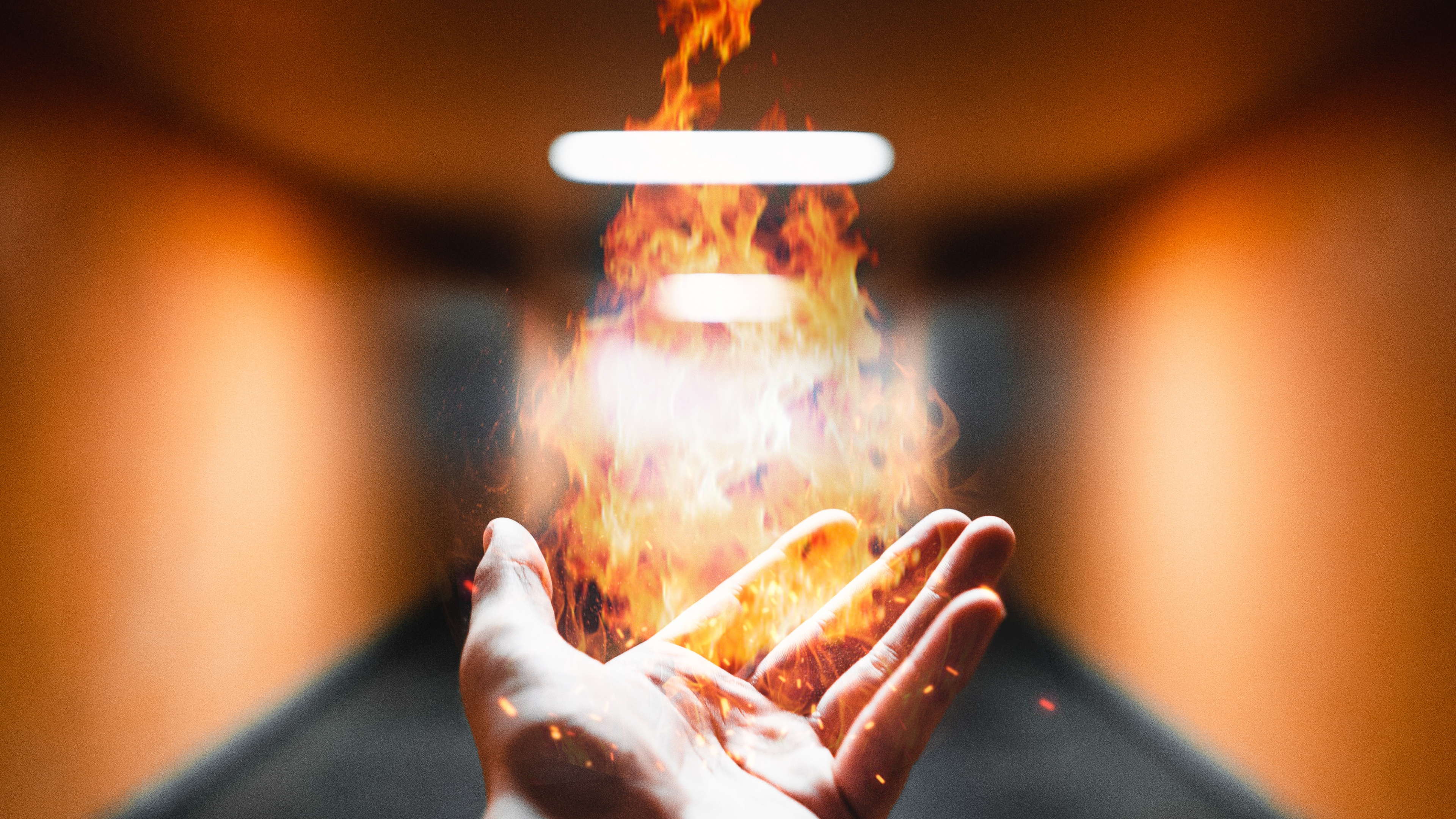 Person, Die Nachts Feuer Hält. Wallpaper in 3840x2160 Resolution