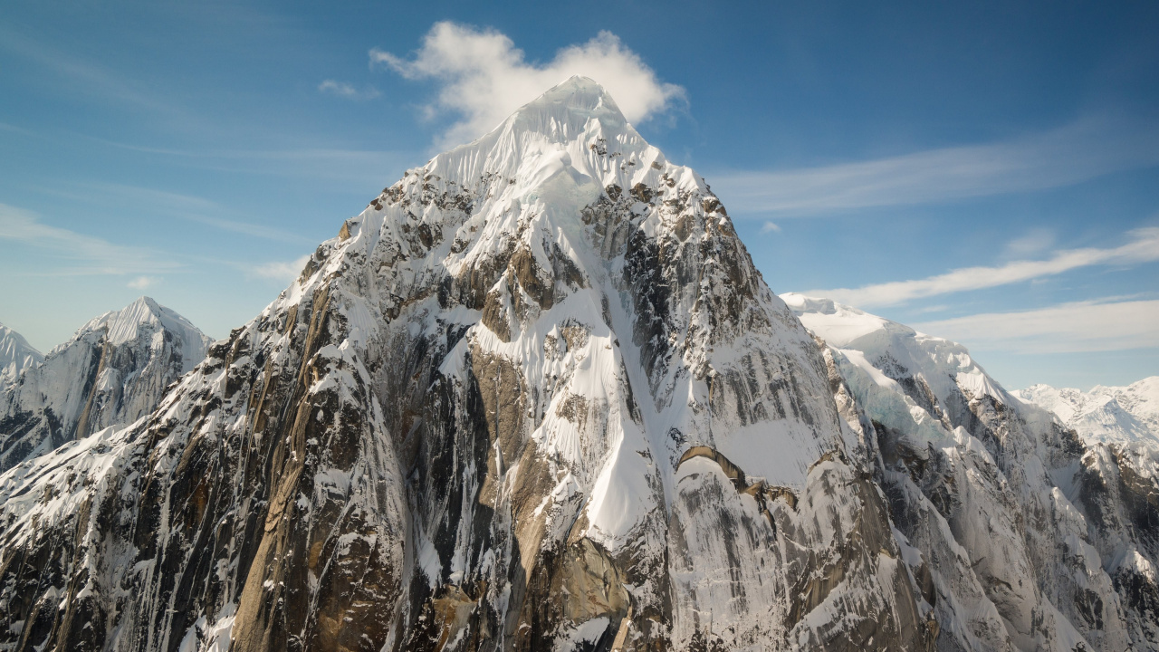 Montagne Couverte de Neige Sous Ciel Bleu Pendant la Journée. Wallpaper in 1280x720 Resolution