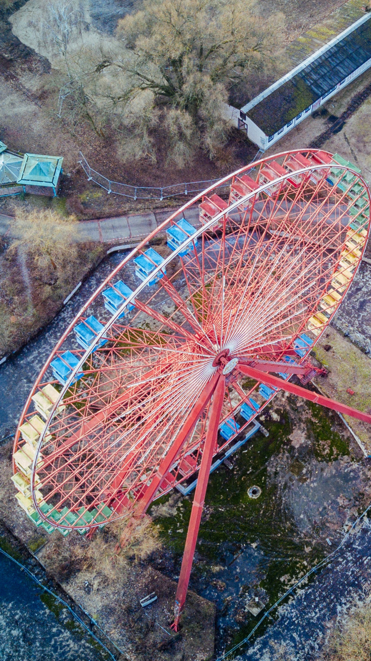 Vue Aérienne de la Grande Roue Rouge et Bleue. Wallpaper in 750x1334 Resolution