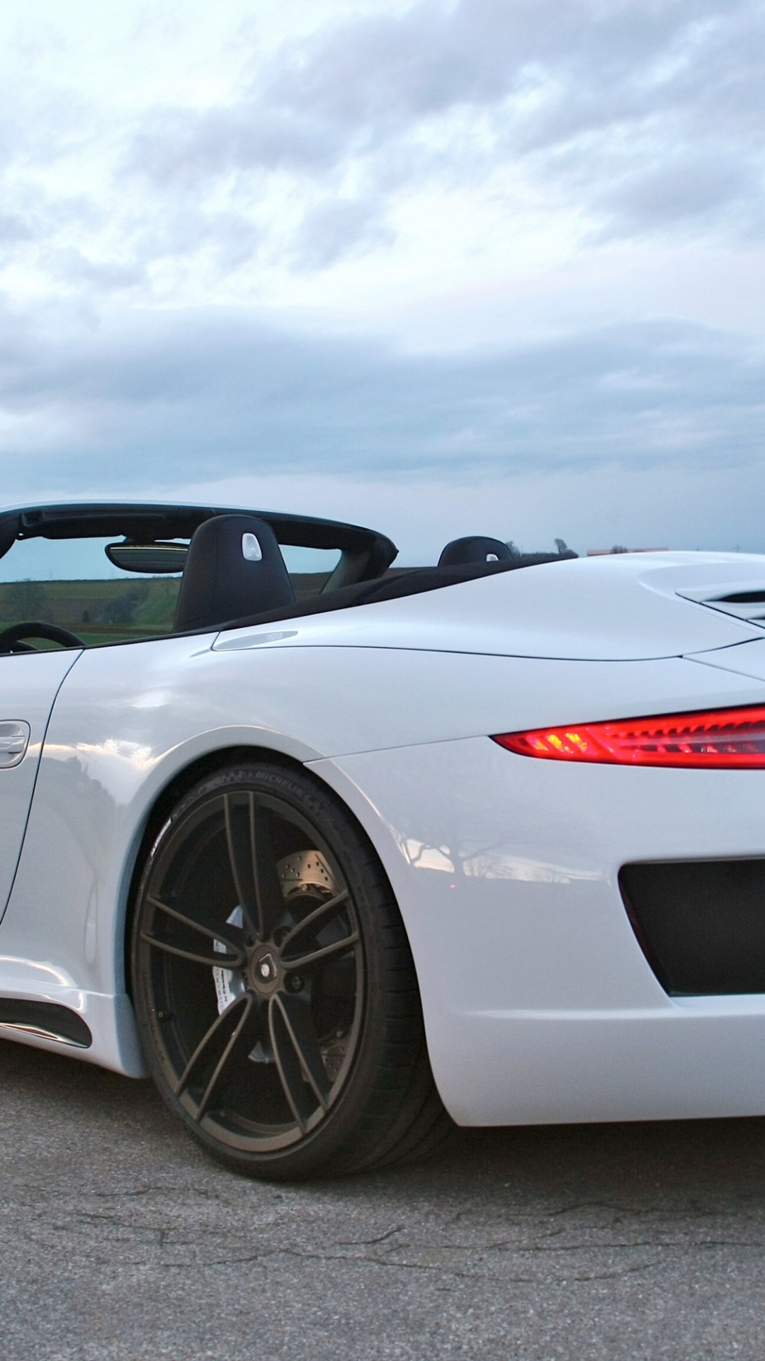 Porsche 911 Blanco en la Carretera Bajo un Cielo Nublado Durante el Día. Wallpaper in 1080x1920 Resolution