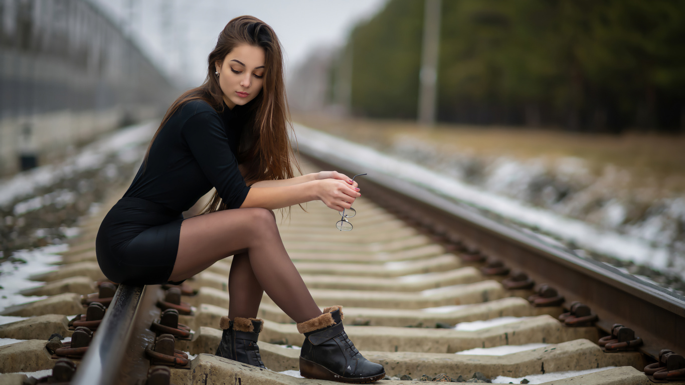 People in Nature, Track, Beauty, Transport, Fashion. Wallpaper in 1366x768 Resolution