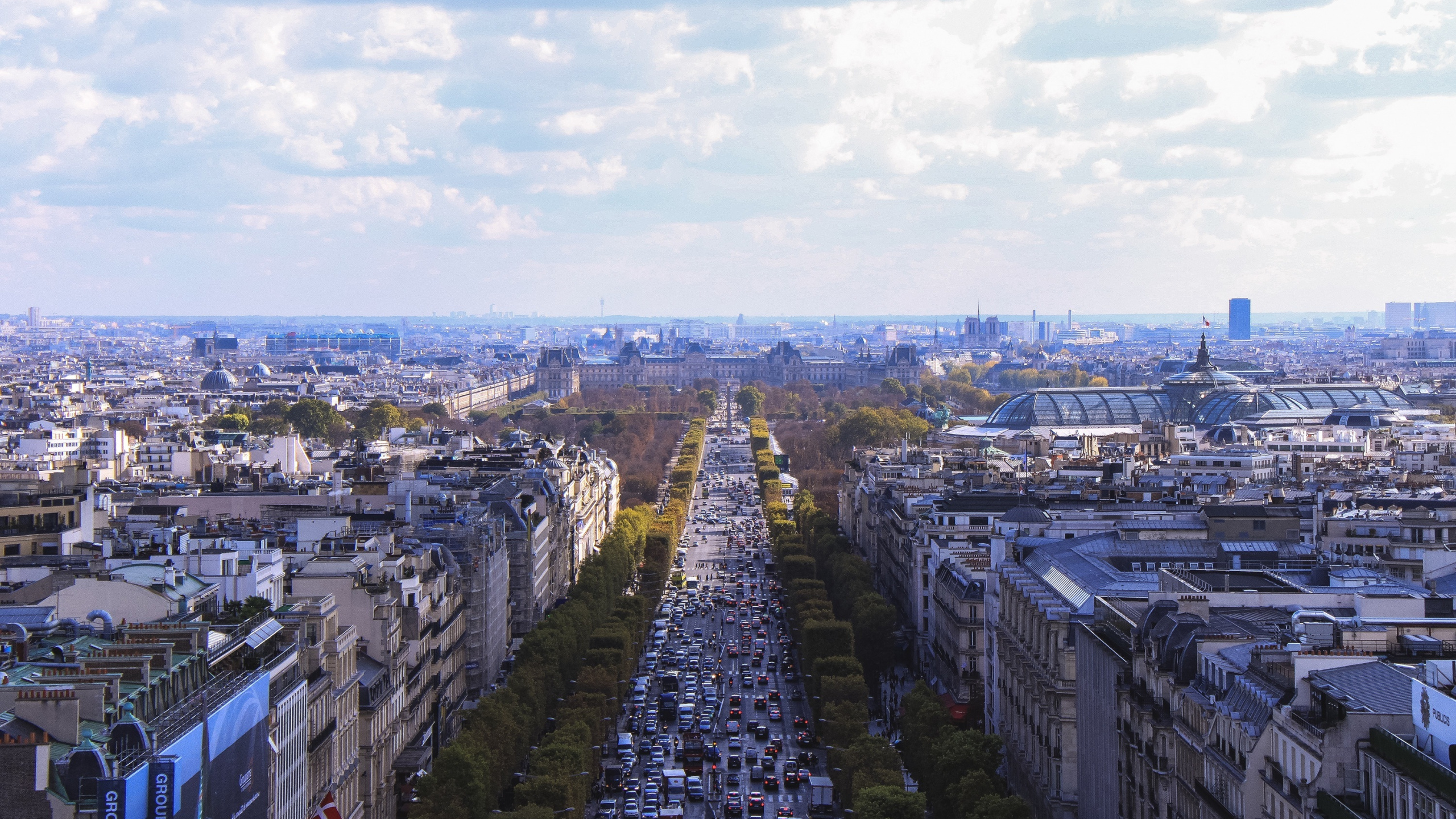 Ville Avec Des Immeubles de Grande Hauteur Sous Des Nuages Blancs Pendant la Journée. Wallpaper in 2560x1440 Resolution