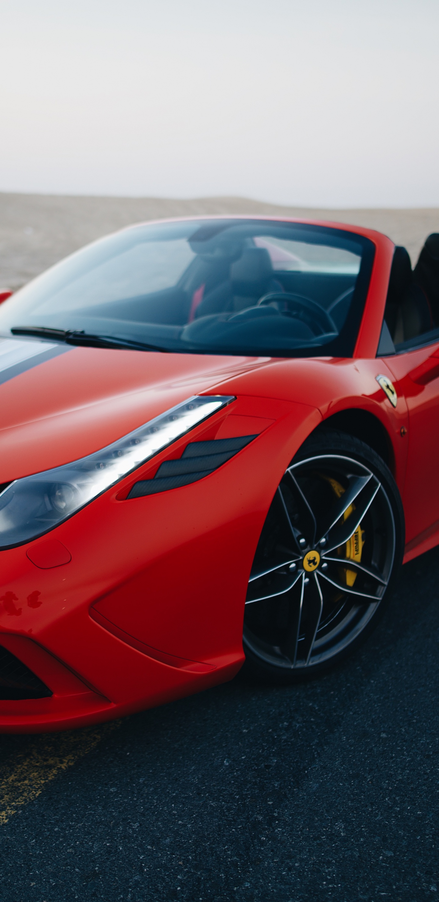 Voiture de Sport Ferrari Rouge Sur Route Goudronnée Noire Pendant la Journée. Wallpaper in 1440x2960 Resolution