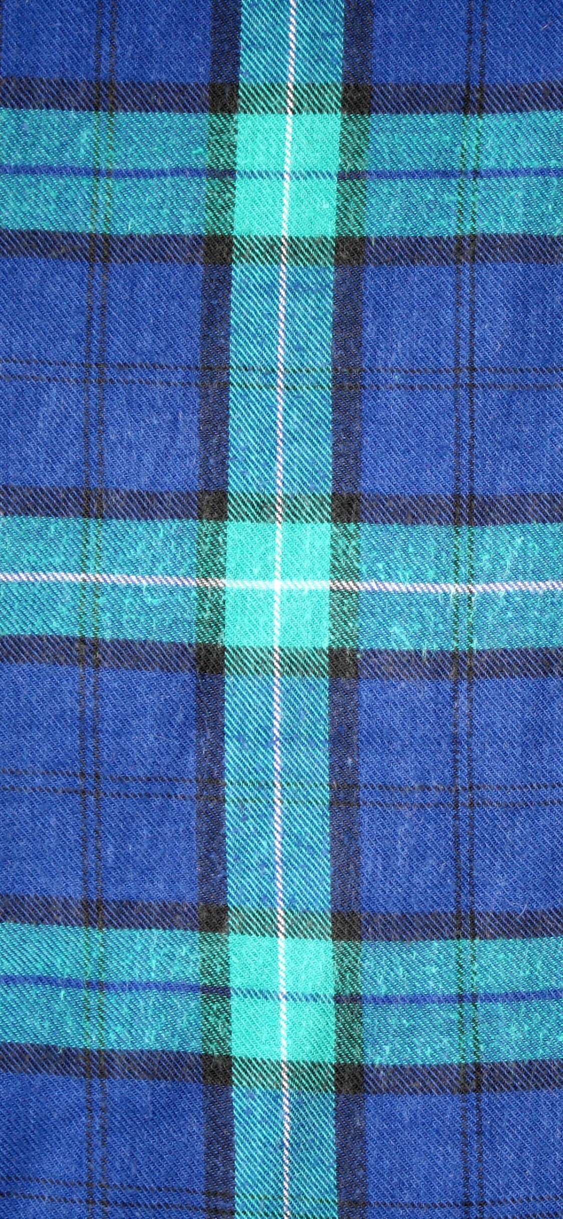 Blau-rot-grün Kariertes Textil. Wallpaper in 1125x2436 Resolution