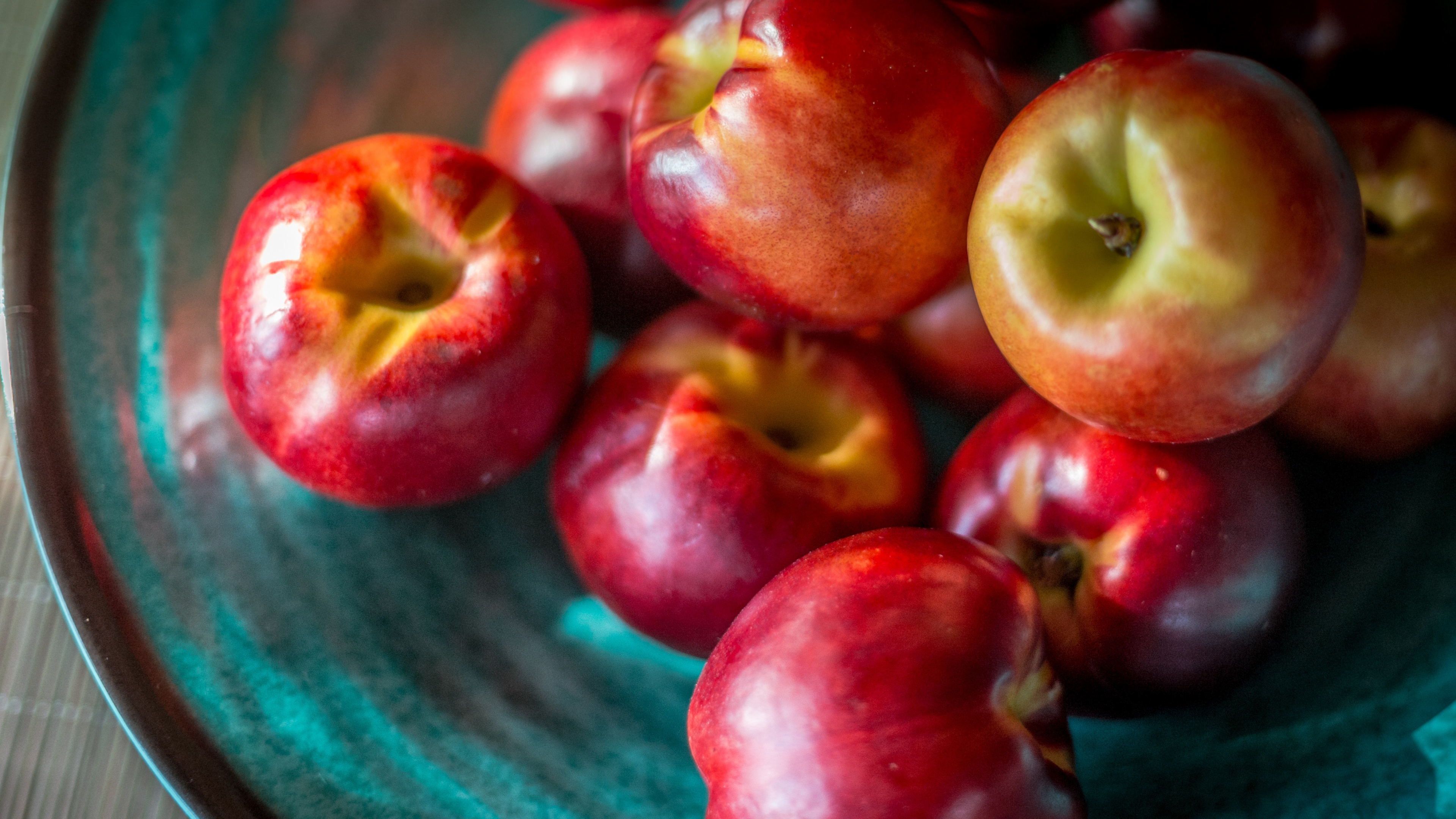 Red Apples on Green Ceramic Plate. Wallpaper in 3840x2160 Resolution