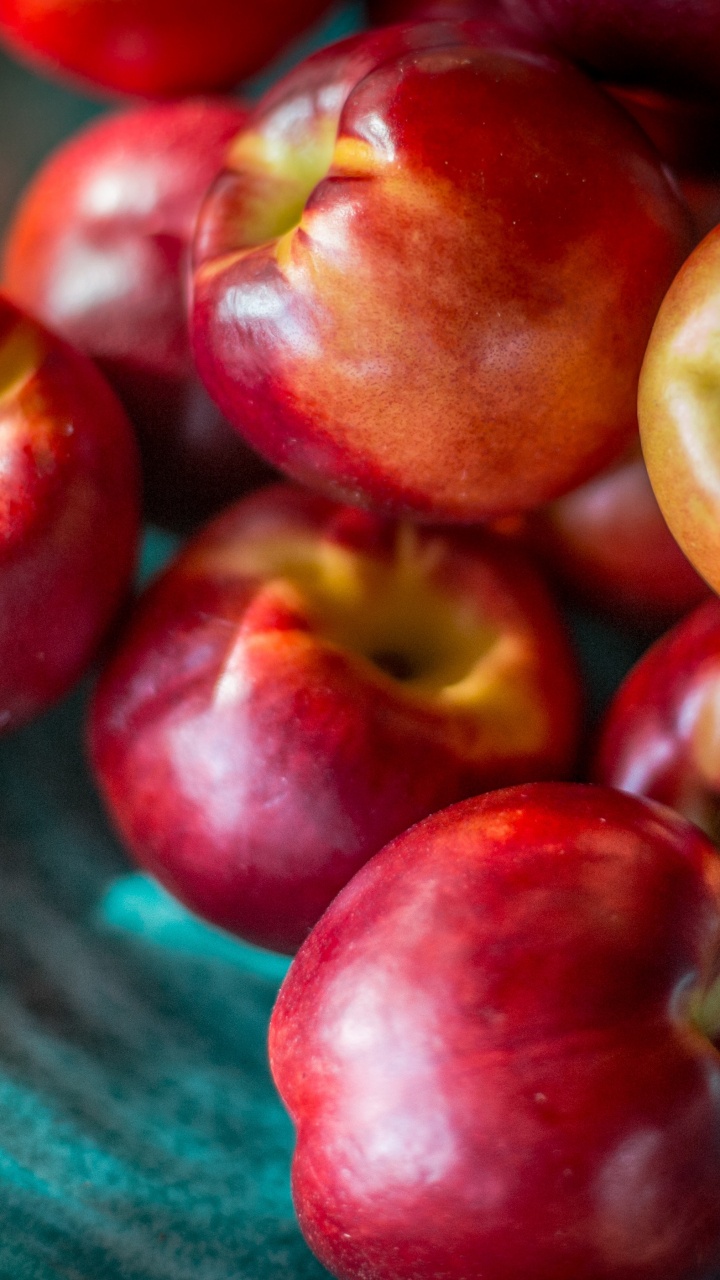 Red Apples on Green Ceramic Plate. Wallpaper in 720x1280 Resolution