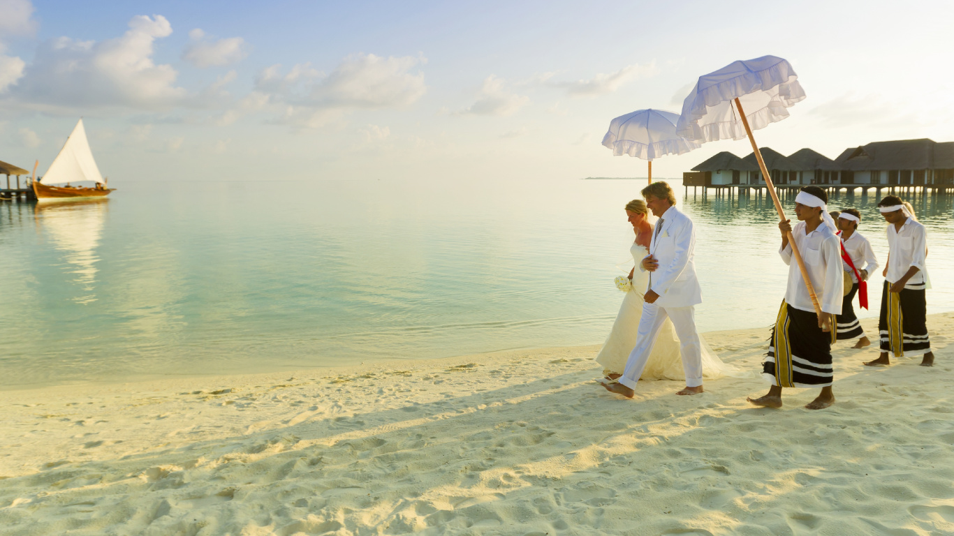Mujer Con Vestido Blanco Sosteniendo Paraguas Caminando Por la Playa Durante el Día. Wallpaper in 1366x768 Resolution