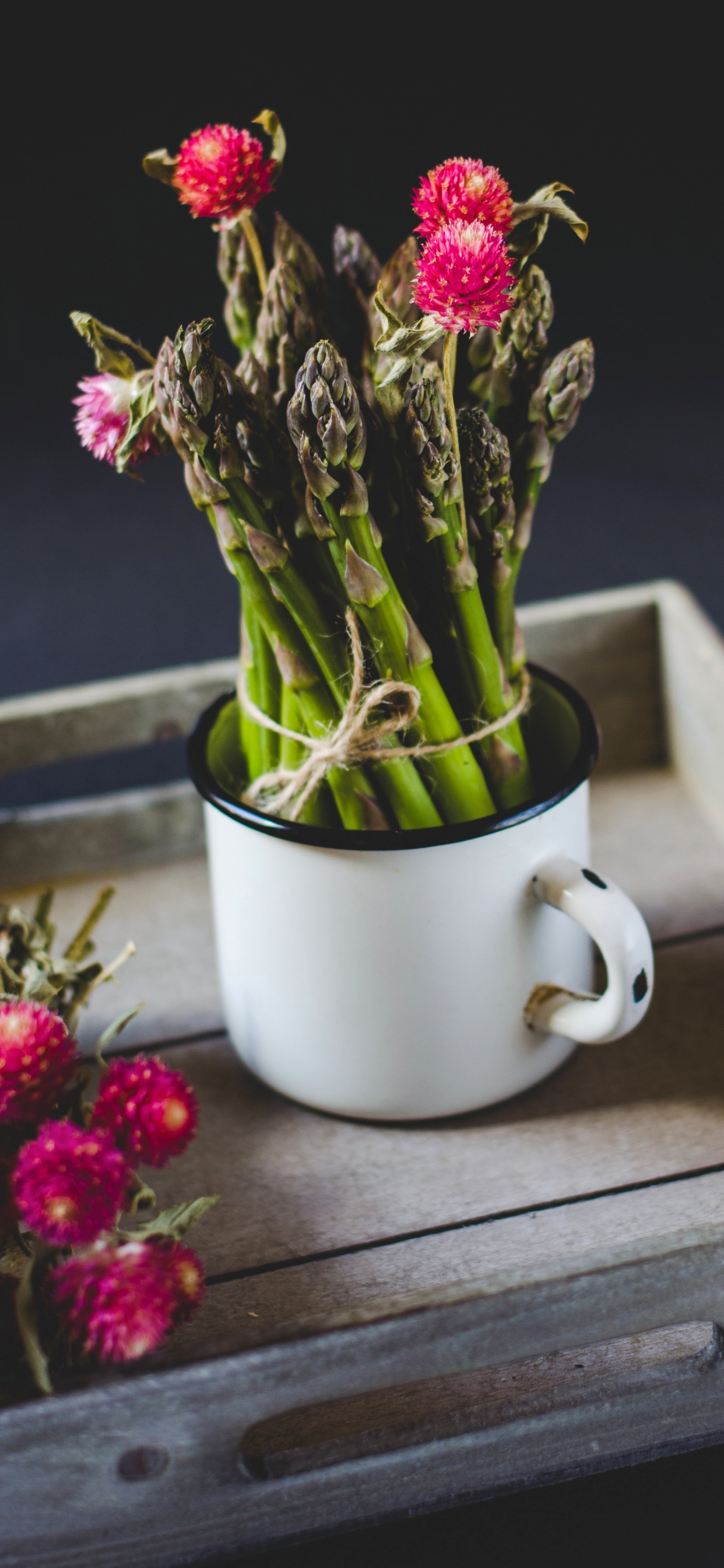 Flores Rojas en Taza de Cerámica Blanca Sobre Mesa de Madera Marrón. Wallpaper in 1242x2688 Resolution