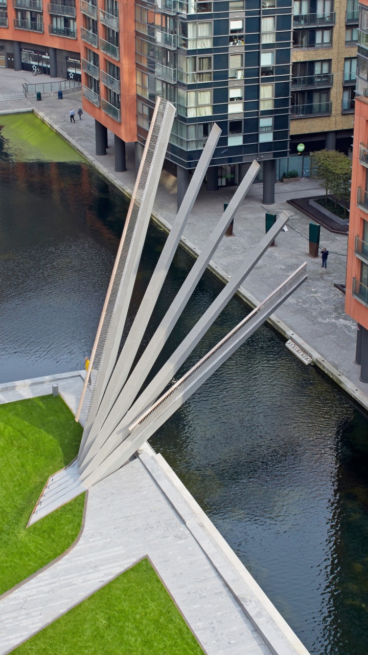 Edificio de Hormigón Marrón y Blanco Junto al Río Durante el Día. Wallpaper in 720x1280 Resolution