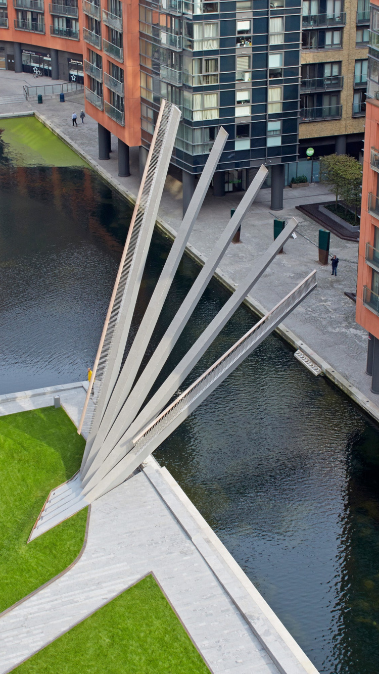 Braun-weißes Betongebäude am Fluss Tagsüber. Wallpaper in 750x1334 Resolution