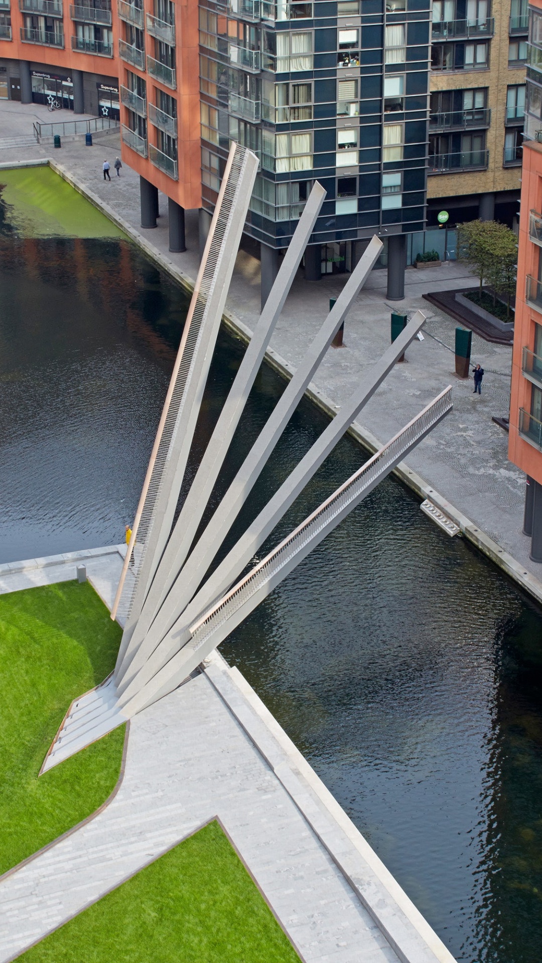 Brown and White Concrete Building Beside River During Daytime. Wallpaper in 1080x1920 Resolution